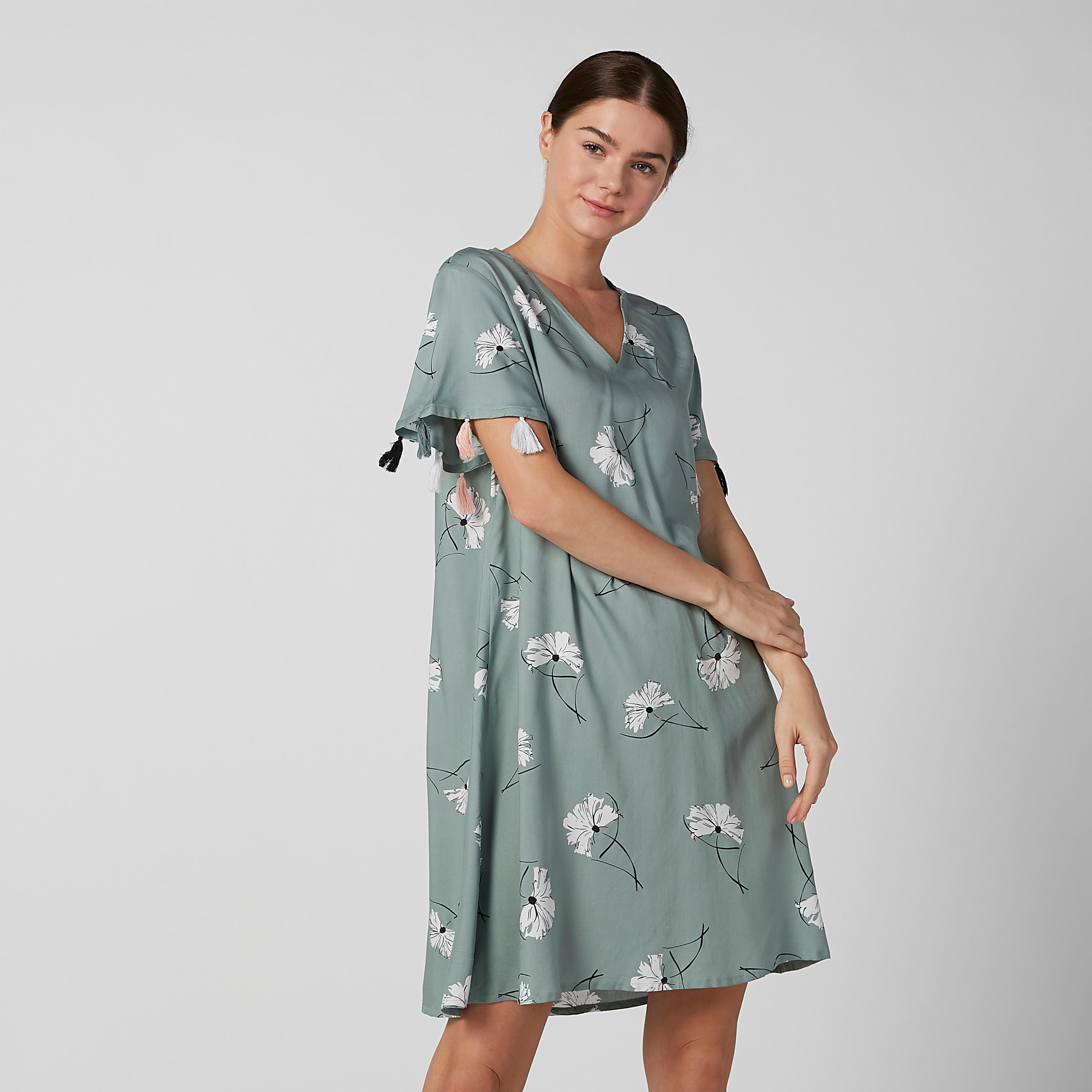 قميص نوم بياقة V وأكمام واسعة وشرّابات - طقم من قطعتين-women-clothing-nightwear-nighties-image-3