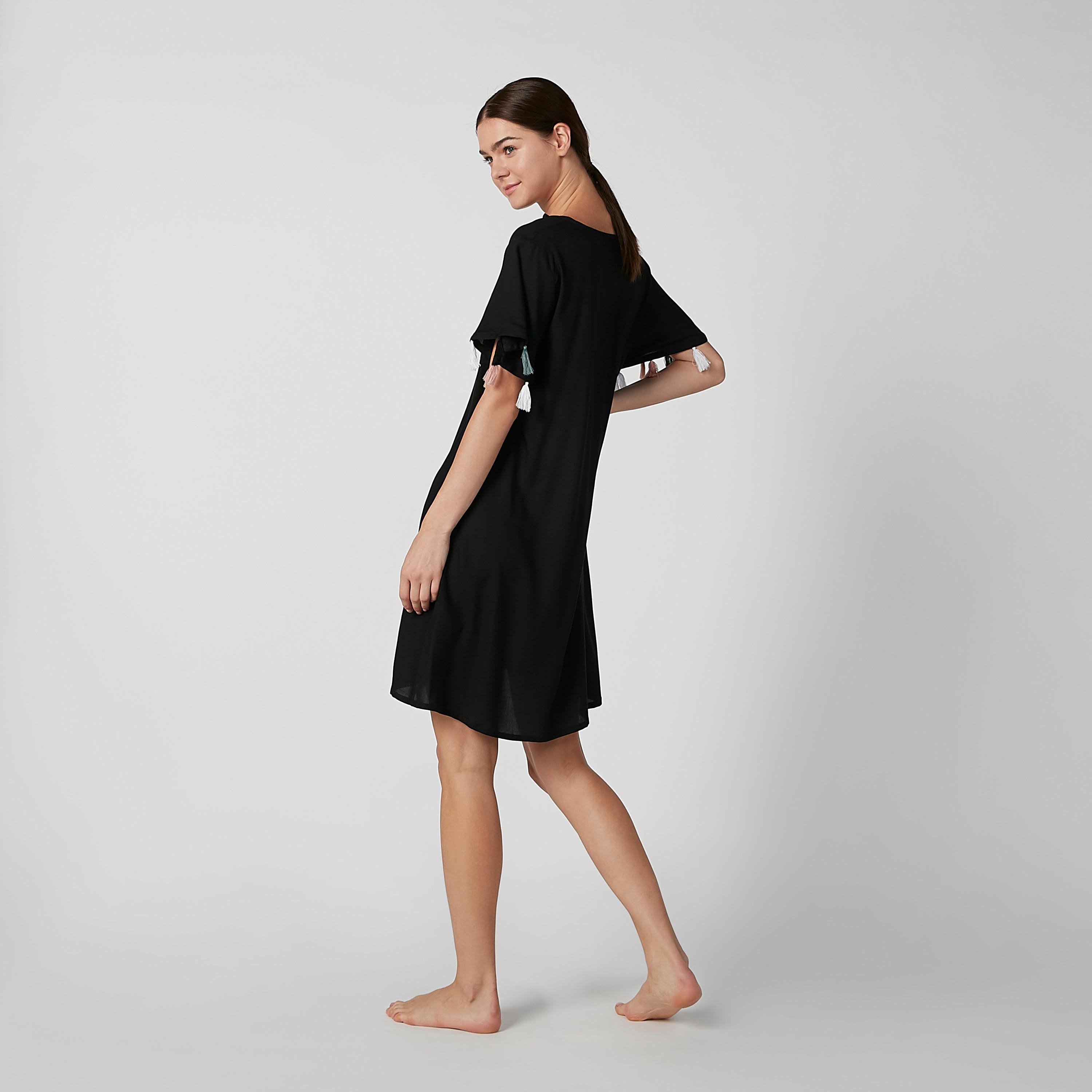 قميص نوم بياقة V وأكمام واسعة وشرّابات - طقم من قطعتين-women-clothing-nightwear-nighties-image-4
