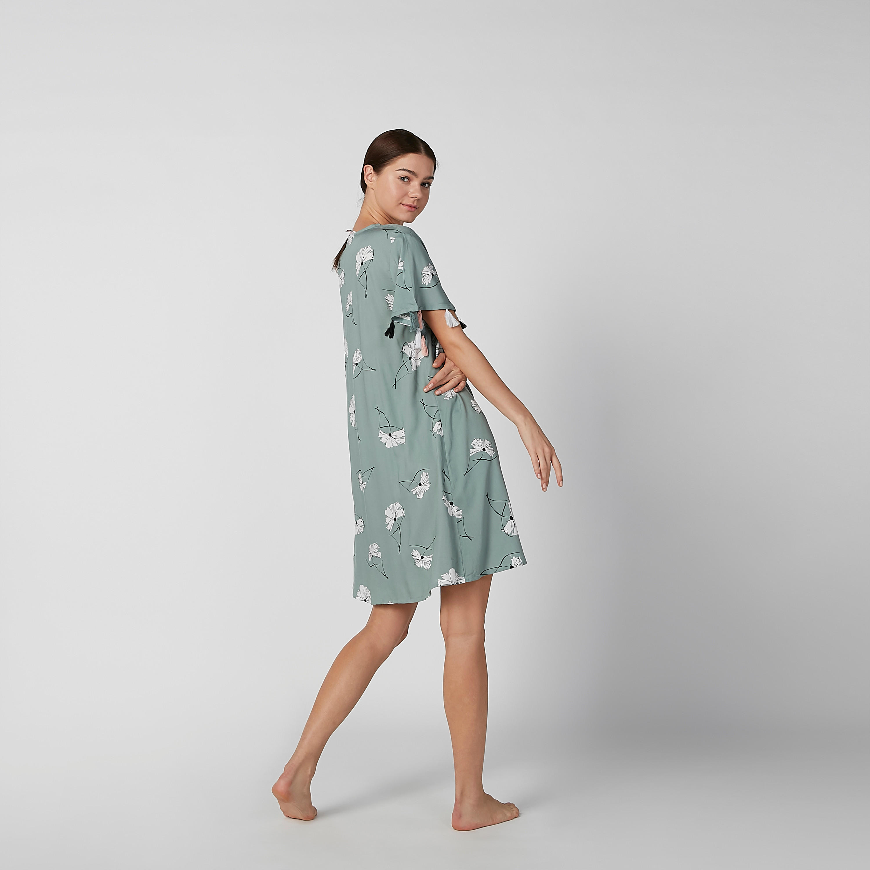قميص نوم بياقة V وأكمام واسعة وشرّابات - طقم من قطعتين-women-clothing-nightwear-nighties-image-5