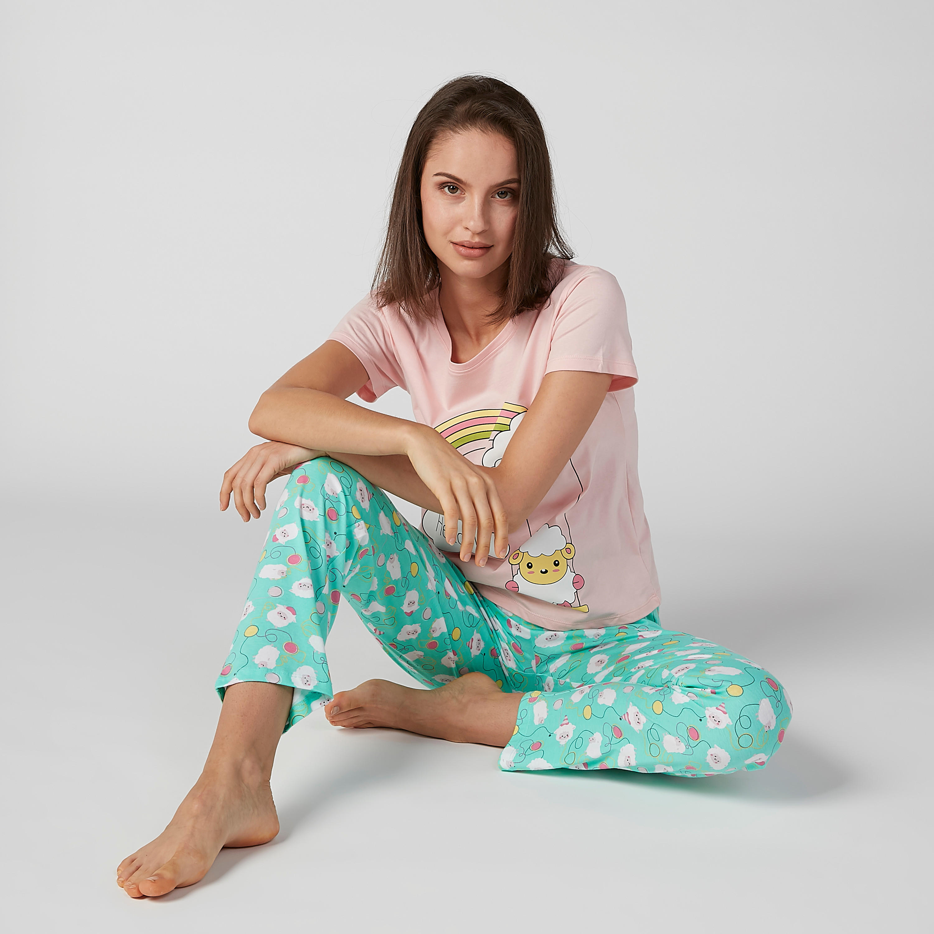طقم مستدام من بنطلون بيجاما وتيشيرت بطبعات-women-clothing-nightwear-pyjamas-longsets-image-1