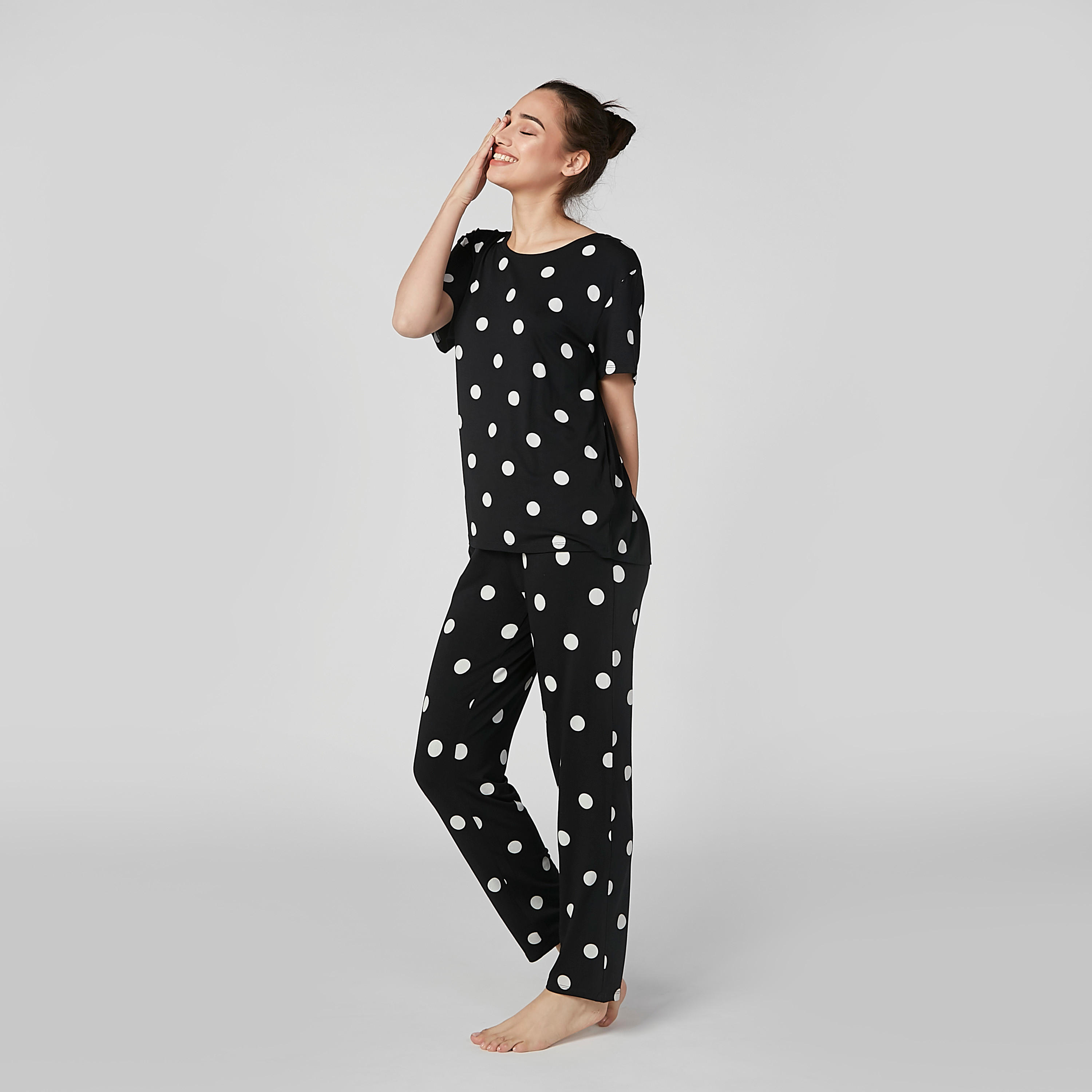 طقم بنطال بيجاما طويل وتيشيرت بياقة مستديرة وطبعات منقّطة-women-clothing-nightwear-pyjamas-longsets-image-1