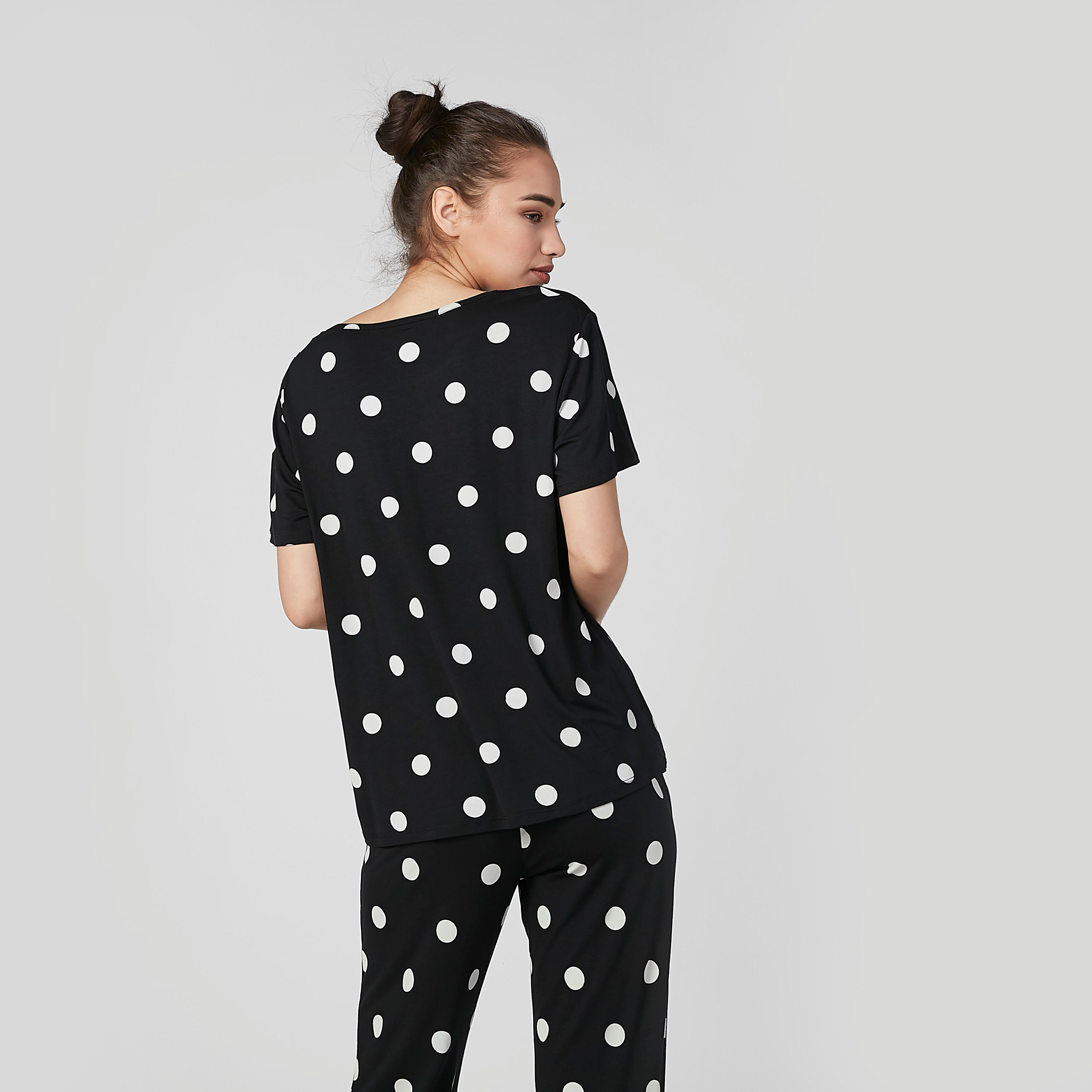 طقم بنطال بيجاما طويل وتيشيرت بياقة مستديرة وطبعات منقّطة-women-clothing-nightwear-pyjamas-longsets-image-2