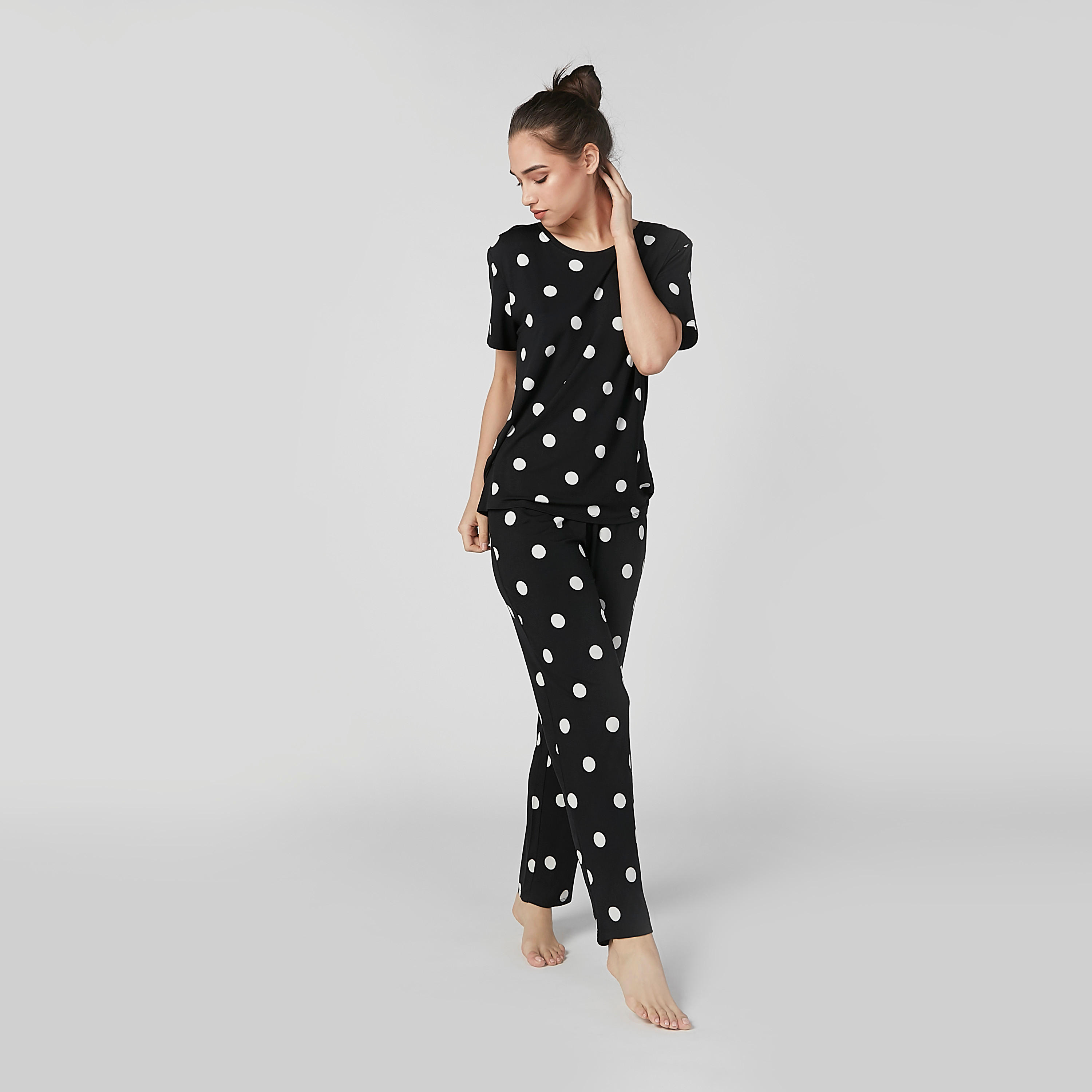 طقم بنطال بيجاما طويل وتيشيرت بياقة مستديرة وطبعات منقّطة-women-clothing-nightwear-pyjamas-longsets-image-3