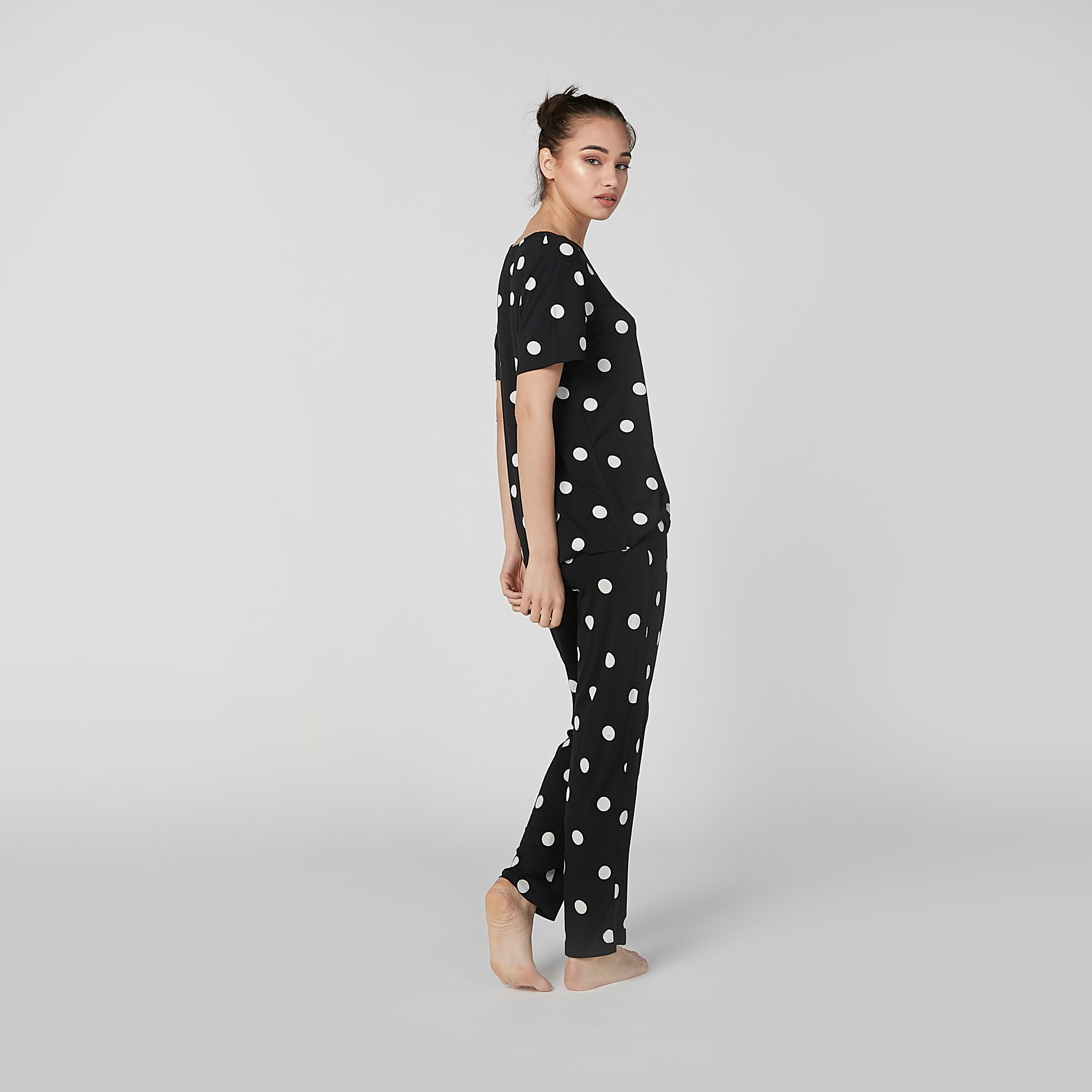 طقم بنطال بيجاما طويل وتيشيرت بياقة مستديرة وطبعات منقّطة-women-clothing-nightwear-pyjamas-longsets-image-4