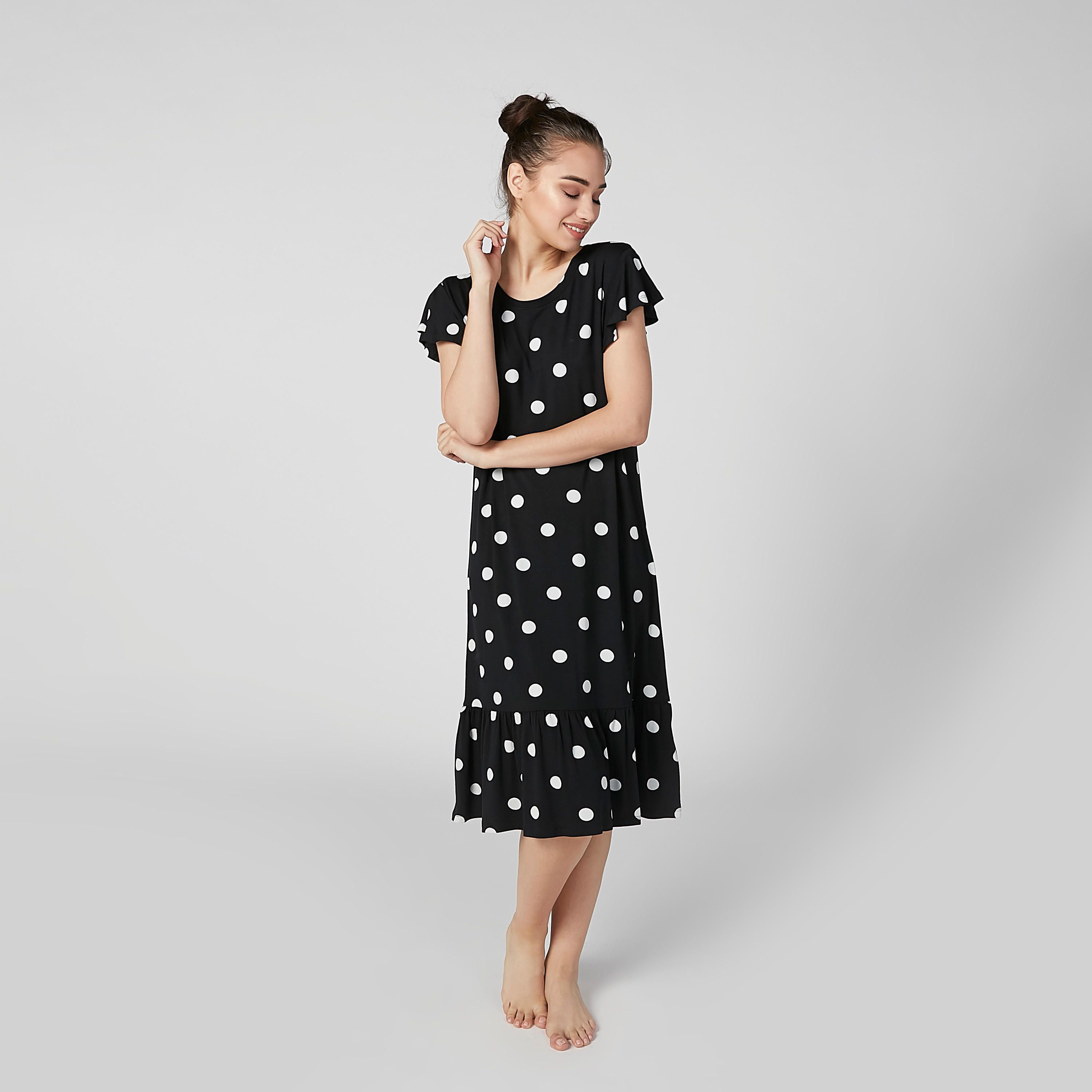 قميص نوم بياقة مستديرة وأكمام واسعة وطبعات منقّطة-women-clothing-nightwear-nighties-image-1