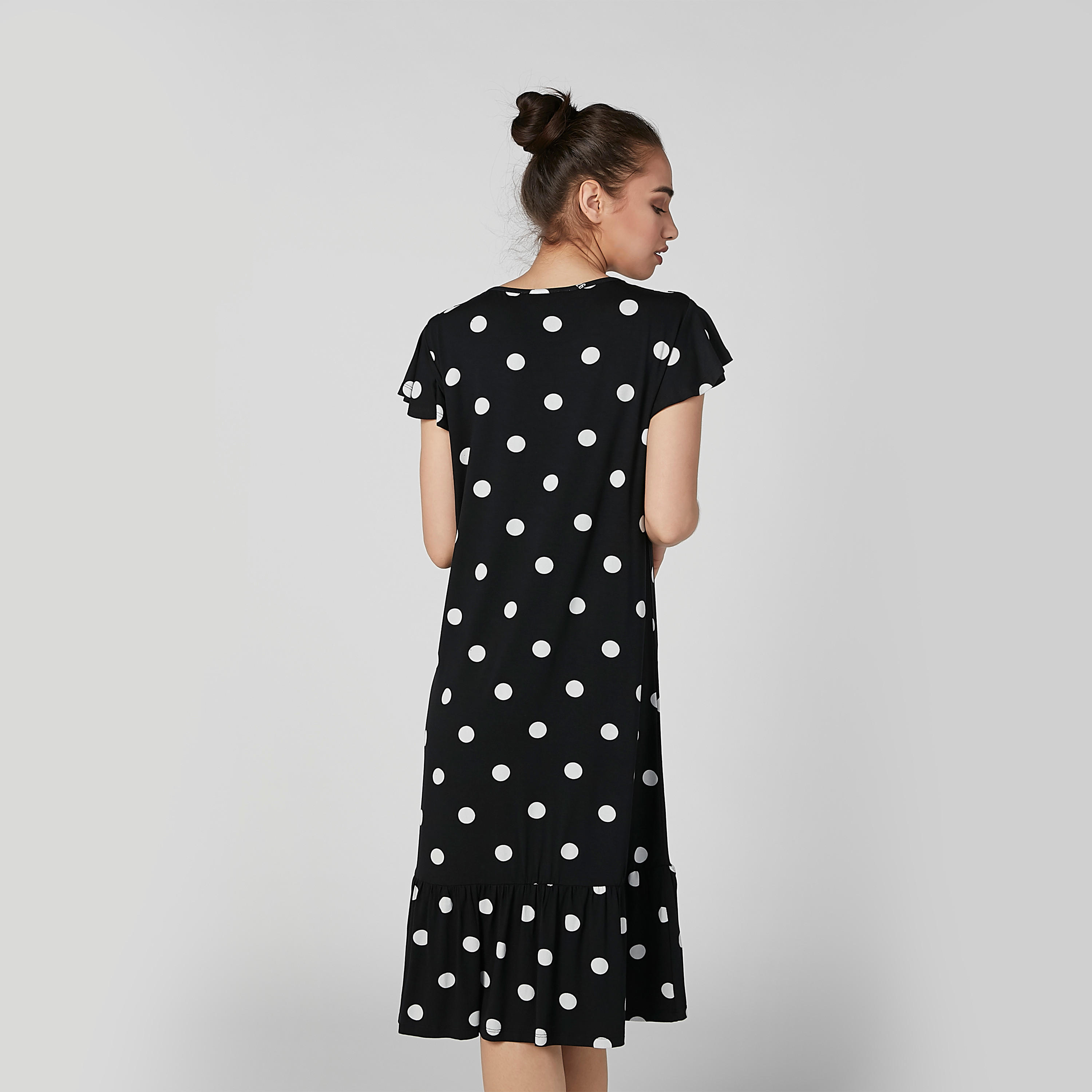 قميص نوم بياقة مستديرة وأكمام واسعة وطبعات منقّطة-women-clothing-nightwear-nighties-image-2
