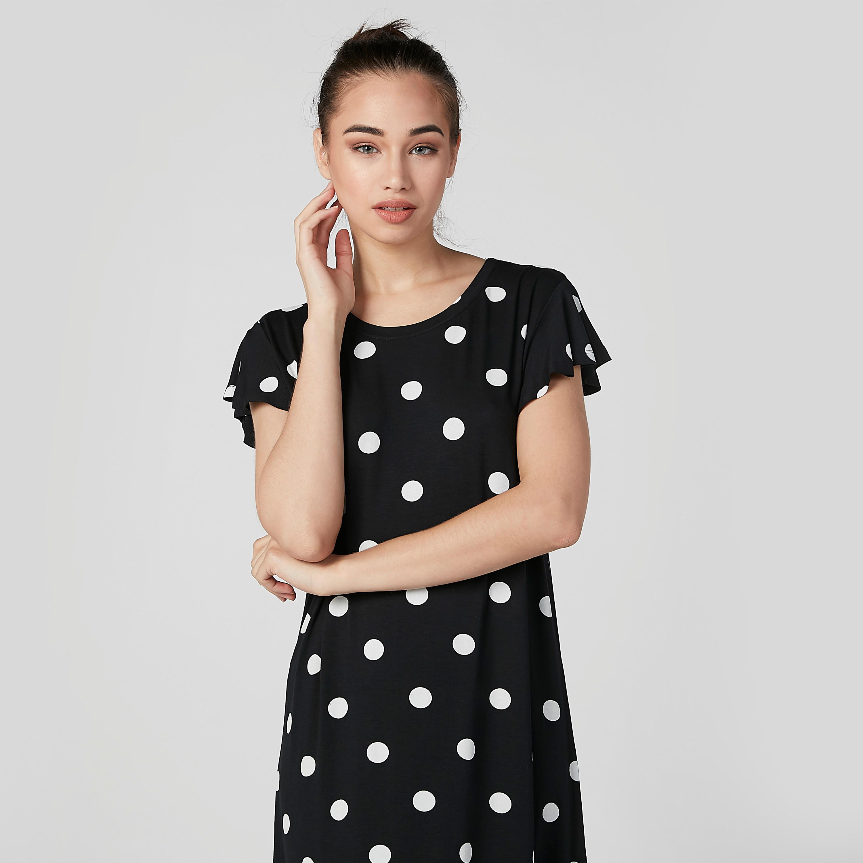 قميص نوم بياقة مستديرة وأكمام واسعة وطبعات منقّطة-women-clothing-nightwear-nighties-image-3