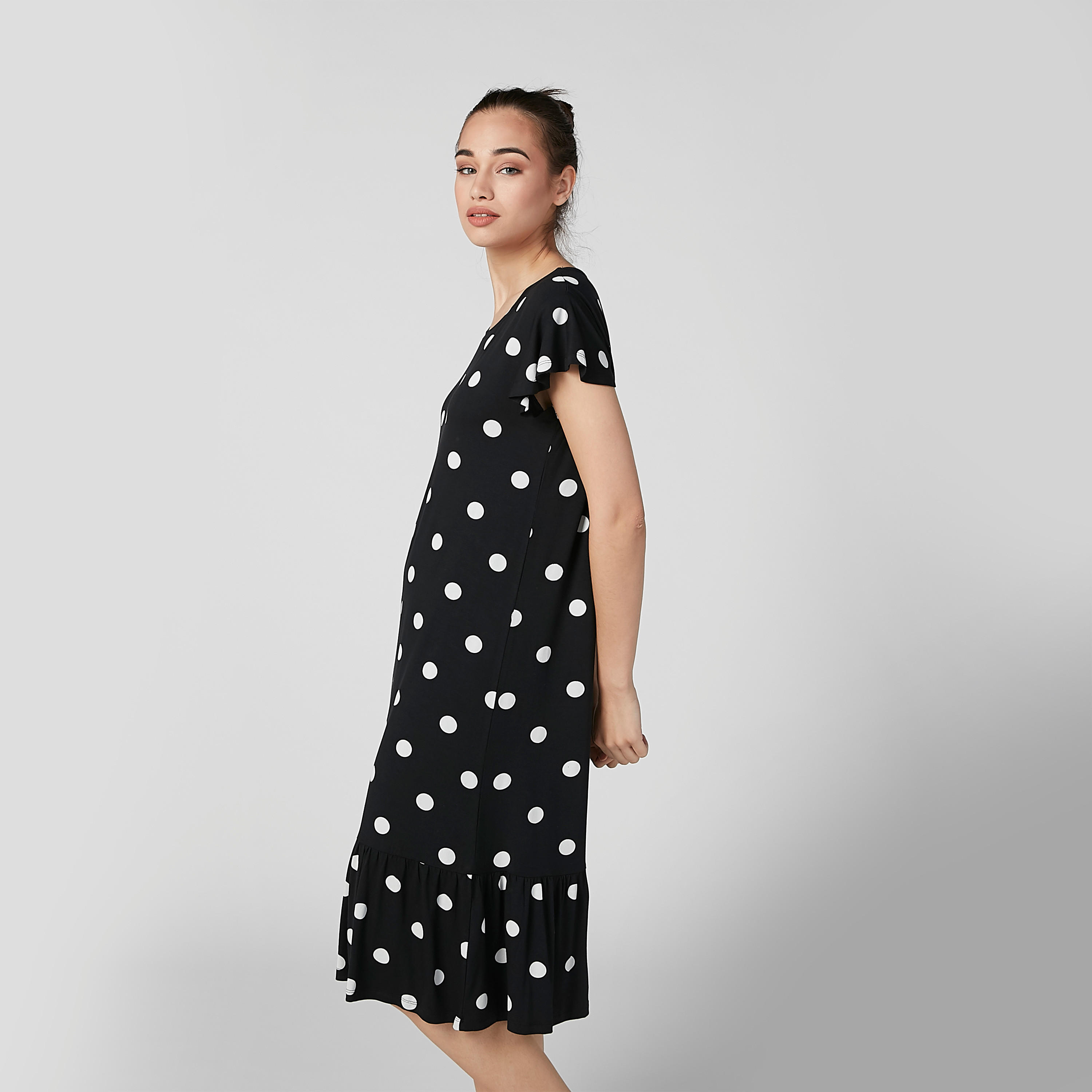 قميص نوم بياقة مستديرة وأكمام واسعة وطبعات منقّطة-women-clothing-nightwear-nighties-image-4