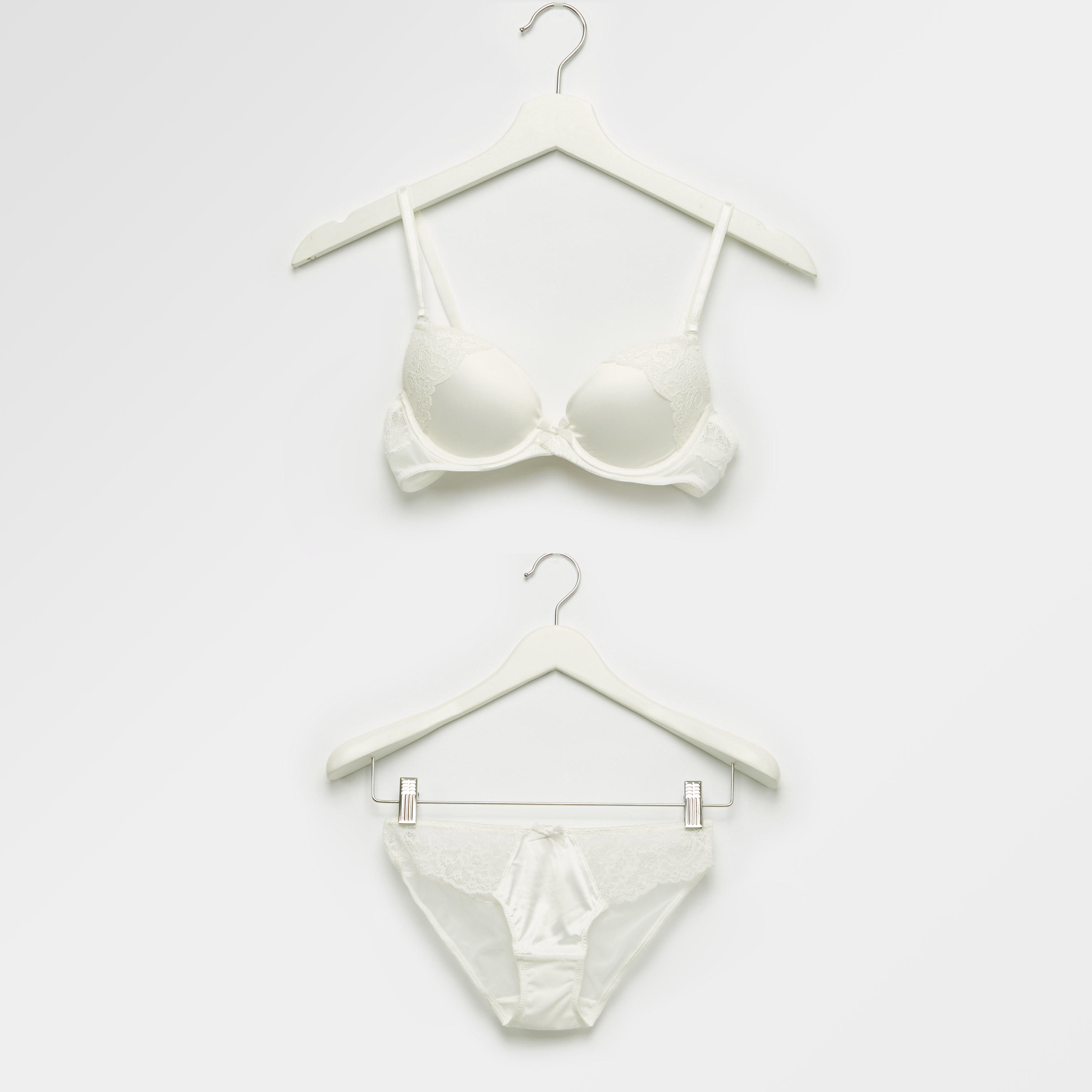 طقم سراويل بيكيني وصدرية بتفاصيل دانتيل-women-clothing-lingerie-lingeriesets-image-1
