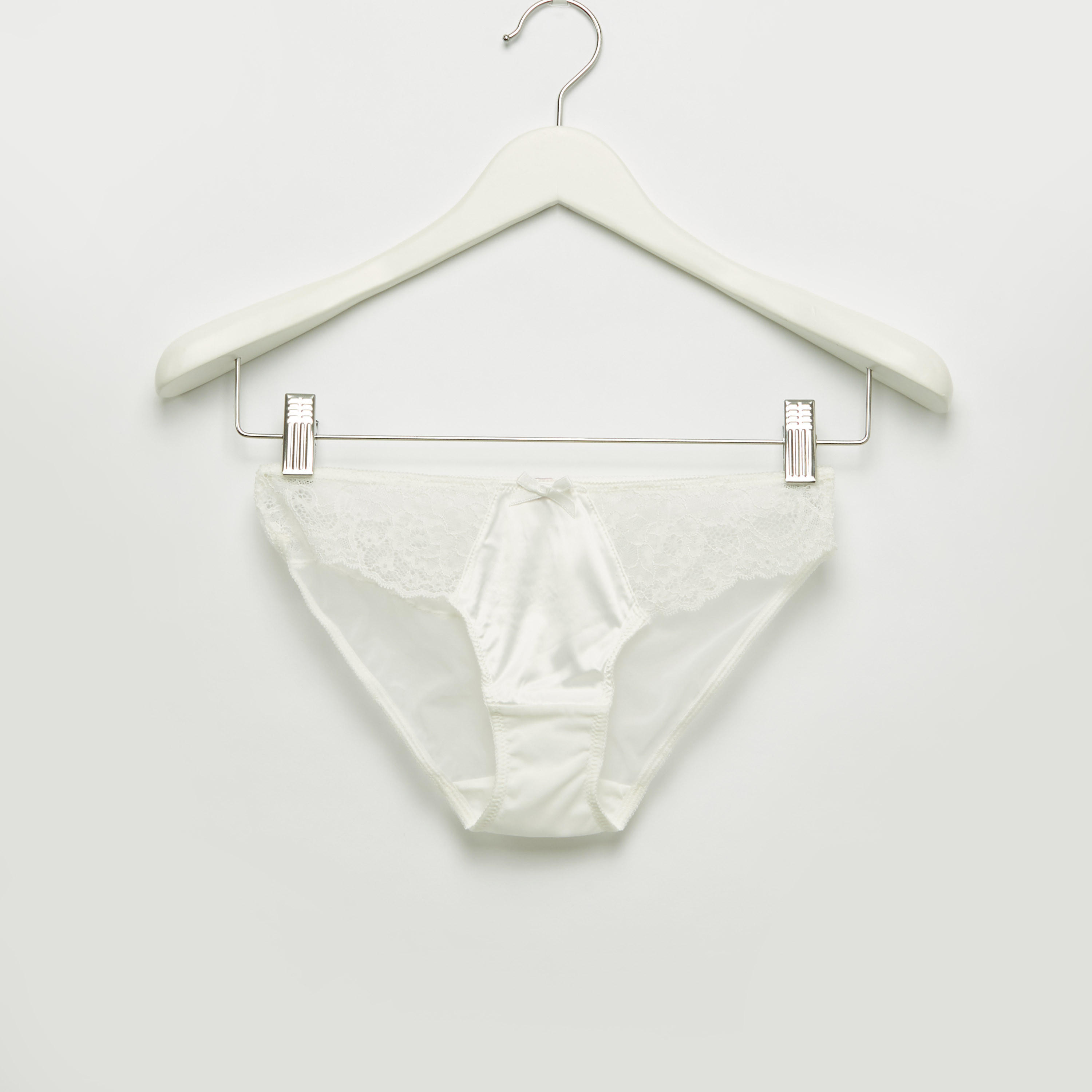 طقم سراويل بيكيني وصدرية بتفاصيل دانتيل-women-clothing-lingerie-lingeriesets-image-4