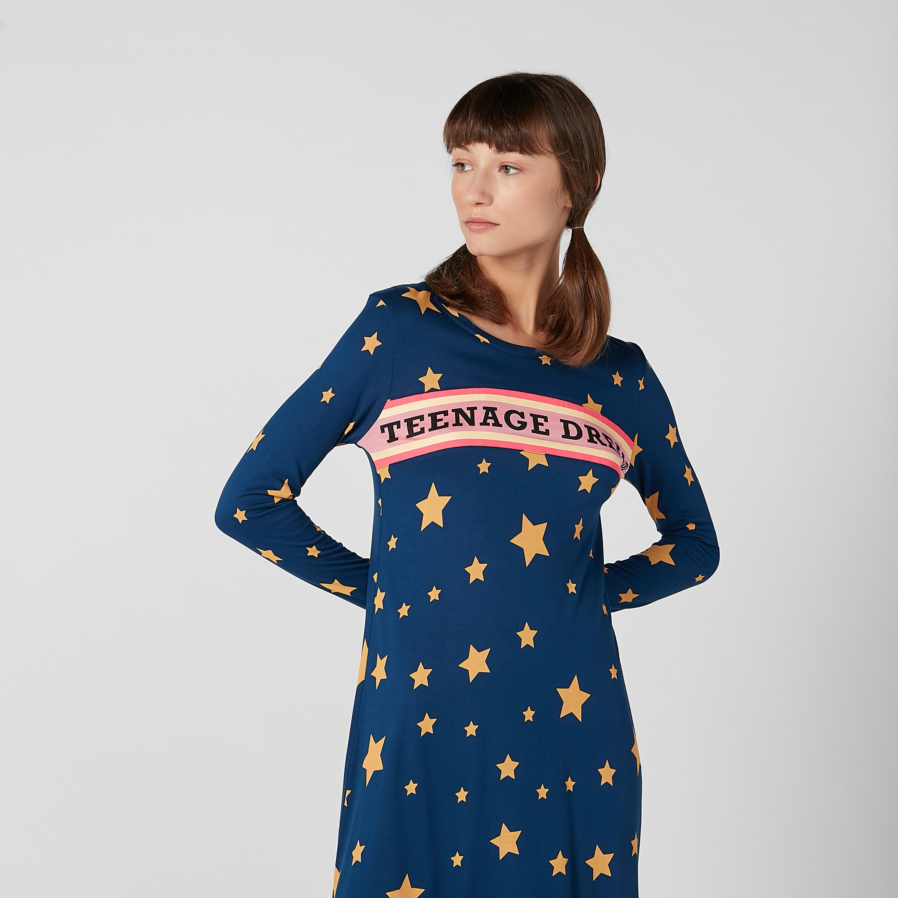 فستان بأكمام طويلة وحوّاف غير مستوية وطبعات-women-clothing-nightwear-nighties-image-3