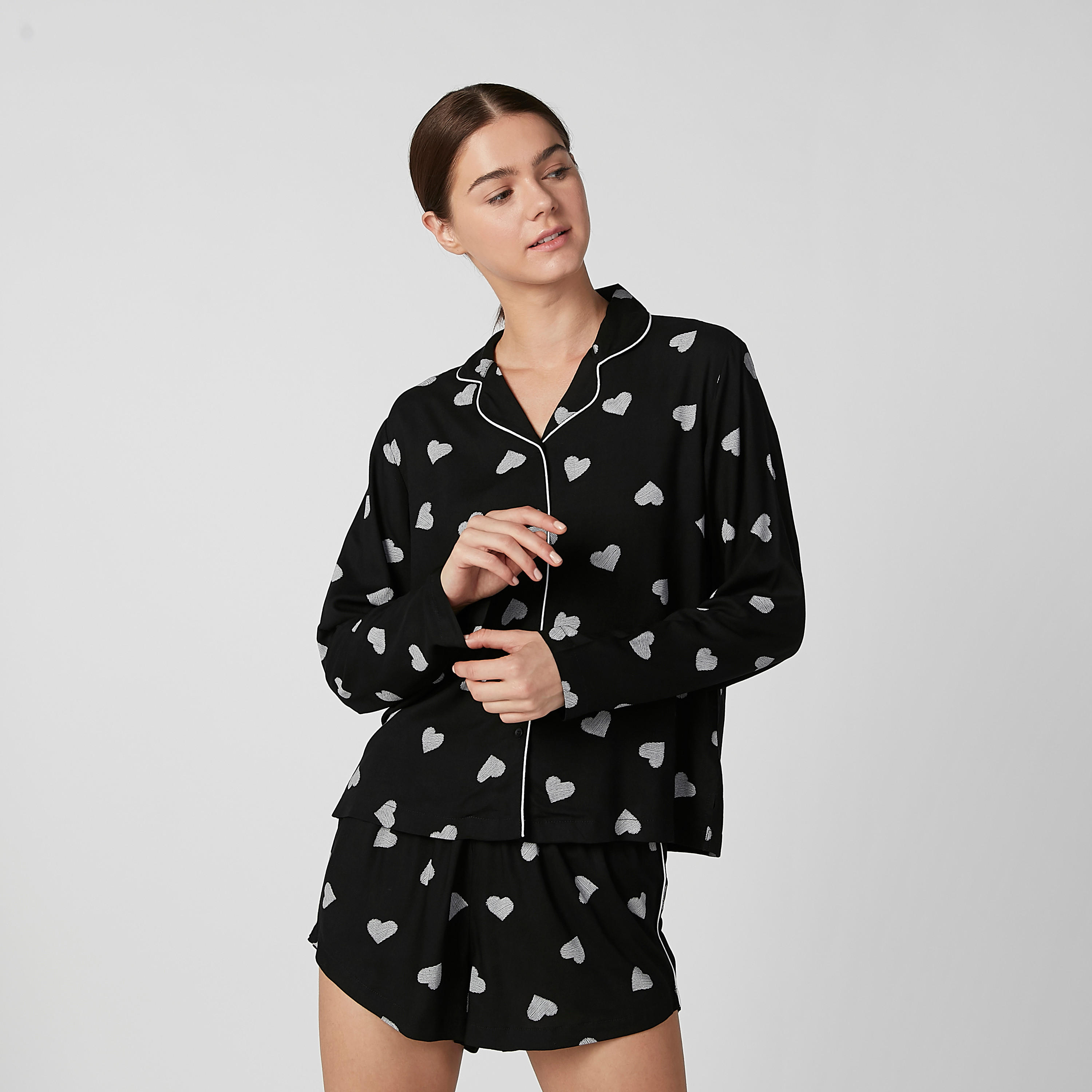 طقم شورت وقميص بأكمام طويلة وطبعات-women-clothing-nightwear-pyjamas-longsets-image-5