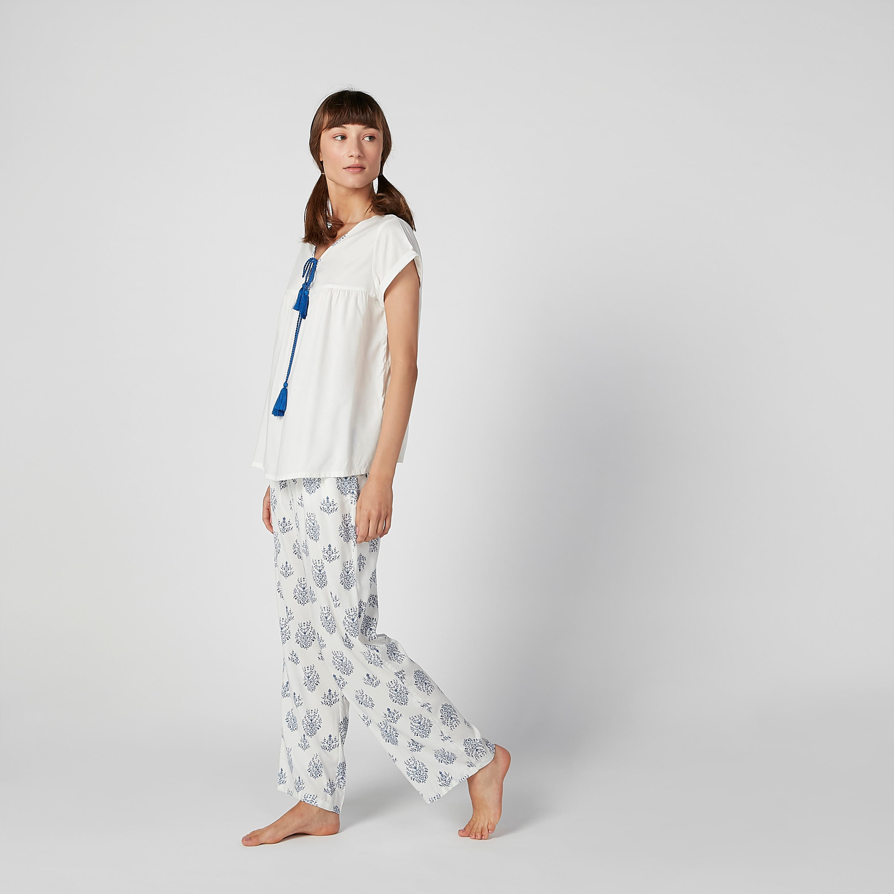 طقم بنطلون بيجاما وبلوزة بياقة V وطبعات-women-clothing-nightwear-pyjamas-longsets-image-1