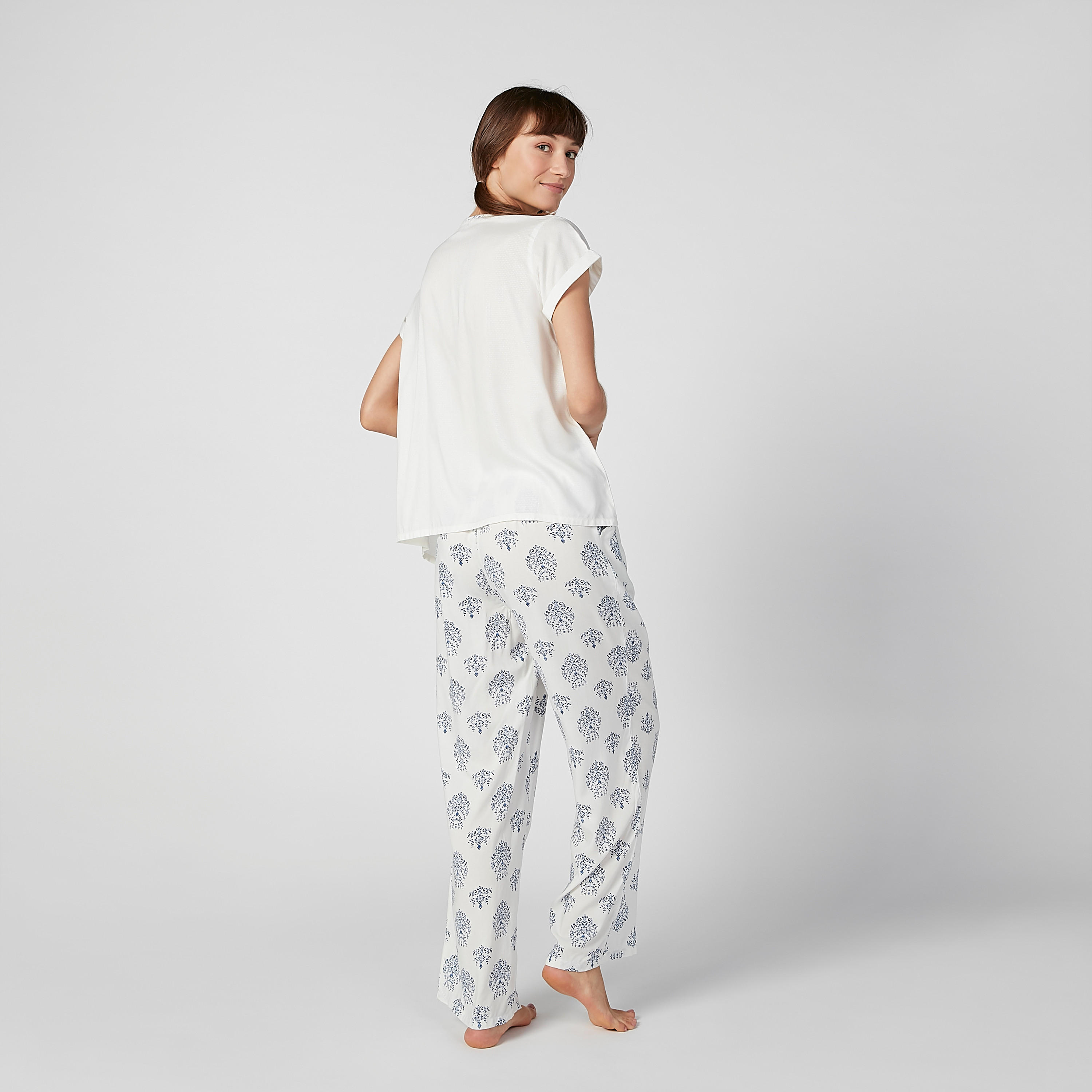 طقم بنطلون بيجاما وبلوزة بياقة V وطبعات-women-clothing-nightwear-pyjamas-longsets-image-3