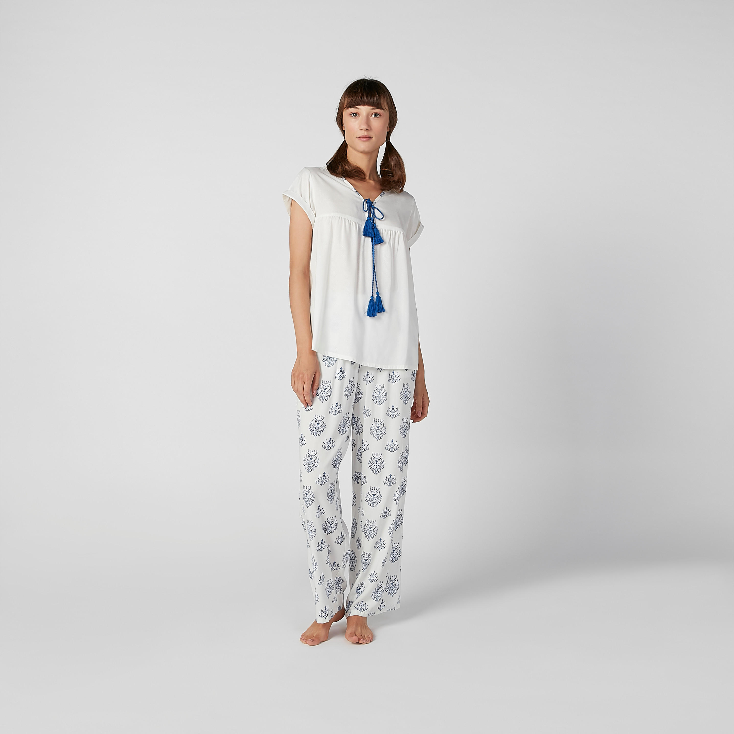 طقم بنطلون بيجاما وبلوزة بياقة V وطبعات-women-clothing-nightwear-pyjamas-longsets-image-4