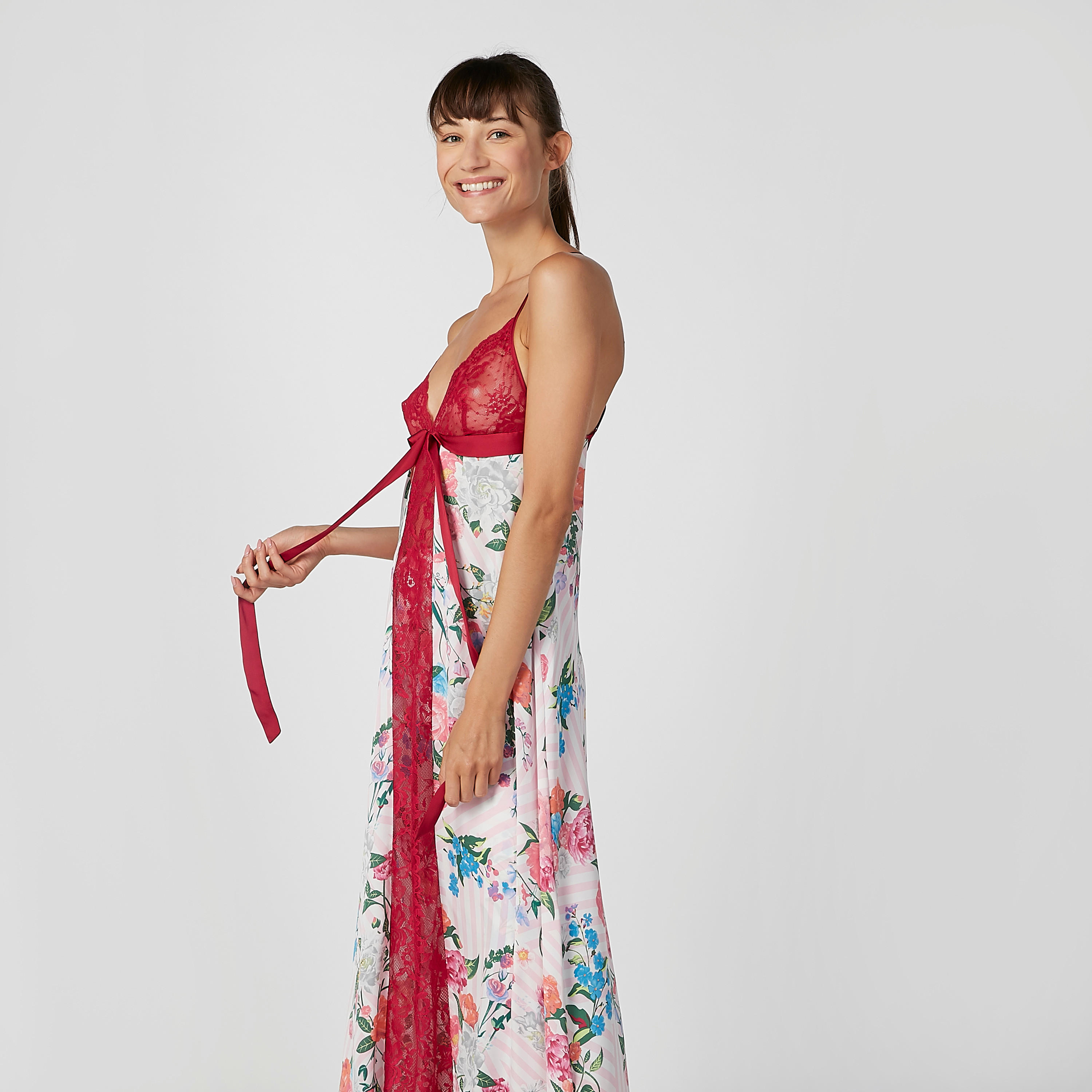 قميص نوم مزيّن بتفاصيل دانتيل وحمّالات بطبعات-women-clothing-nightwear-nighties-image-3