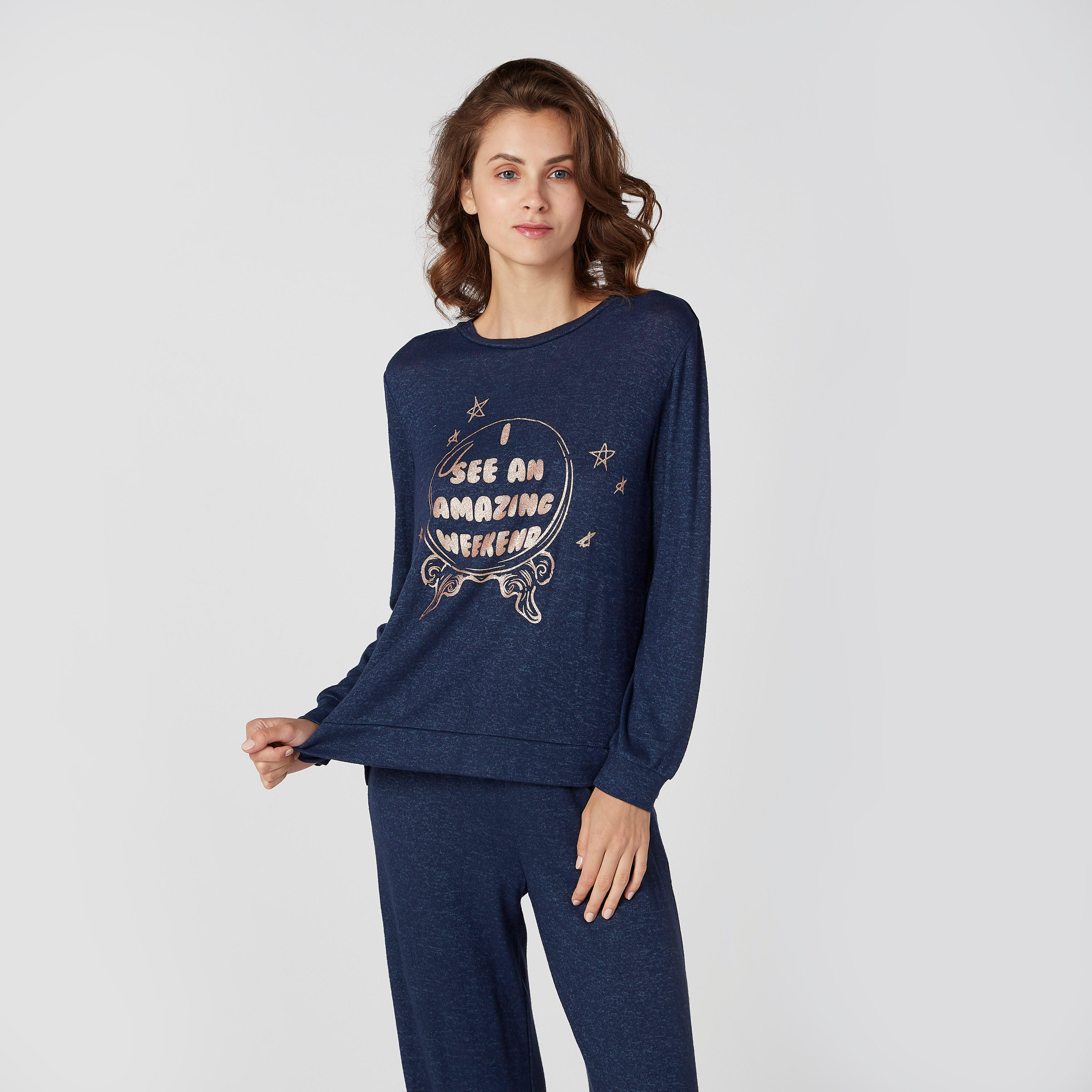 طقم تيشيرت بأكمام طويلة وطبعات وبنطلون رياضي طويل-women-clothing-nightwear-pyjamas-longsets-image-1