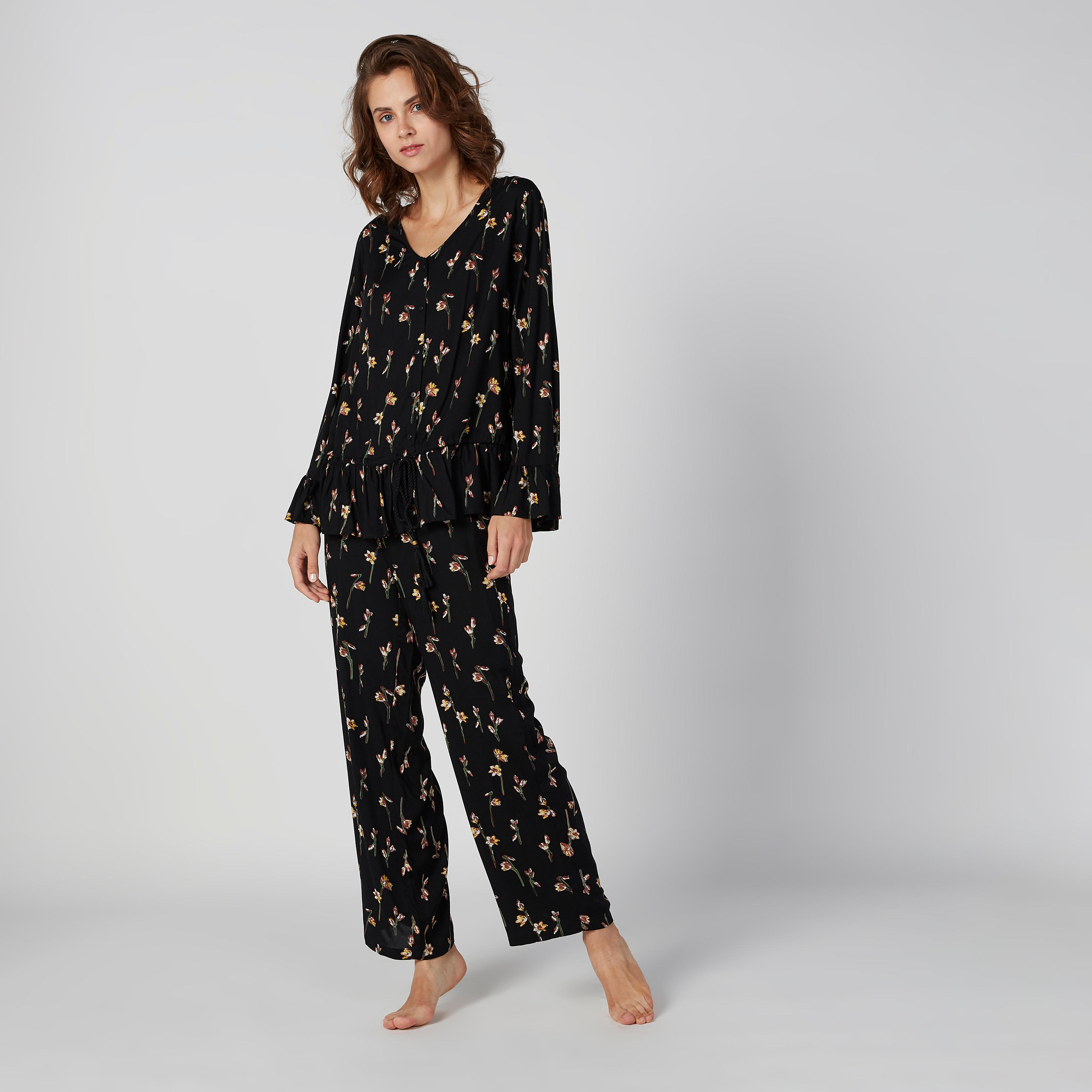 طقم بنطلون بيجاما وبلوزة بياقة V وطبعات-women-clothing-nightwear-pyjamas-longsets-image-1