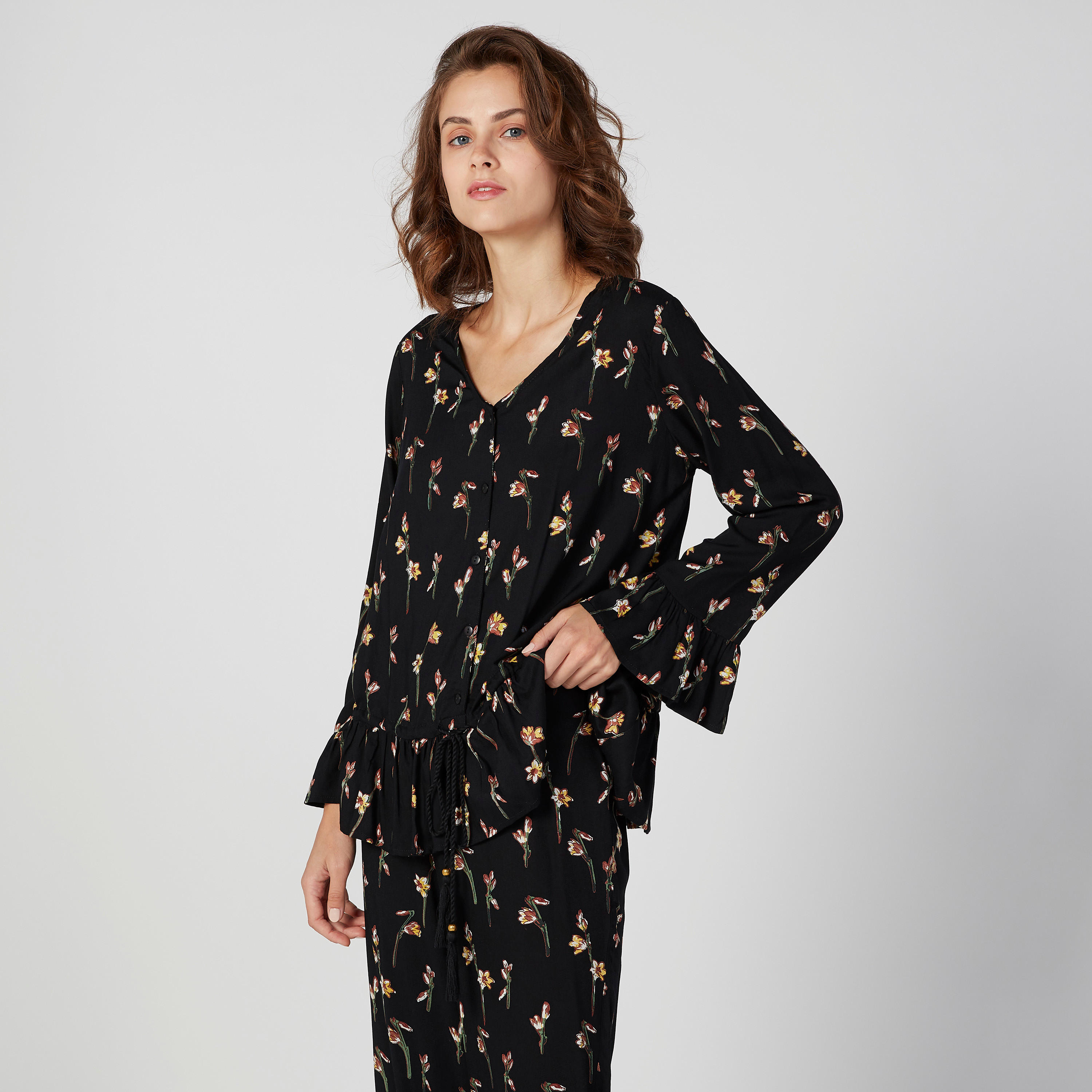 طقم بنطلون بيجاما وبلوزة بياقة V وطبعات-women-clothing-nightwear-pyjamas-longsets-image-3