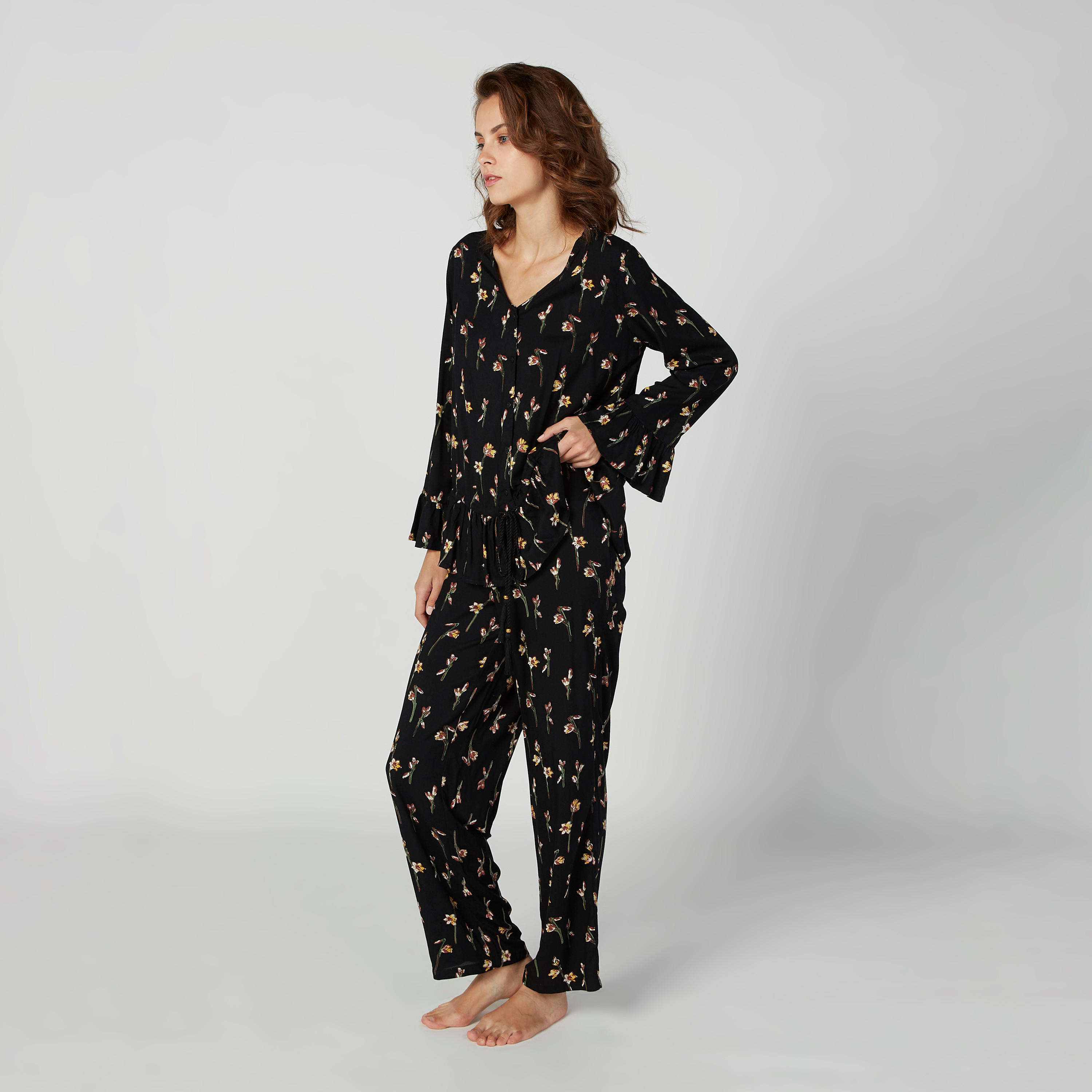 طقم بنطلون بيجاما وبلوزة بياقة V وطبعات-women-clothing-nightwear-pyjamas-longsets-image-4