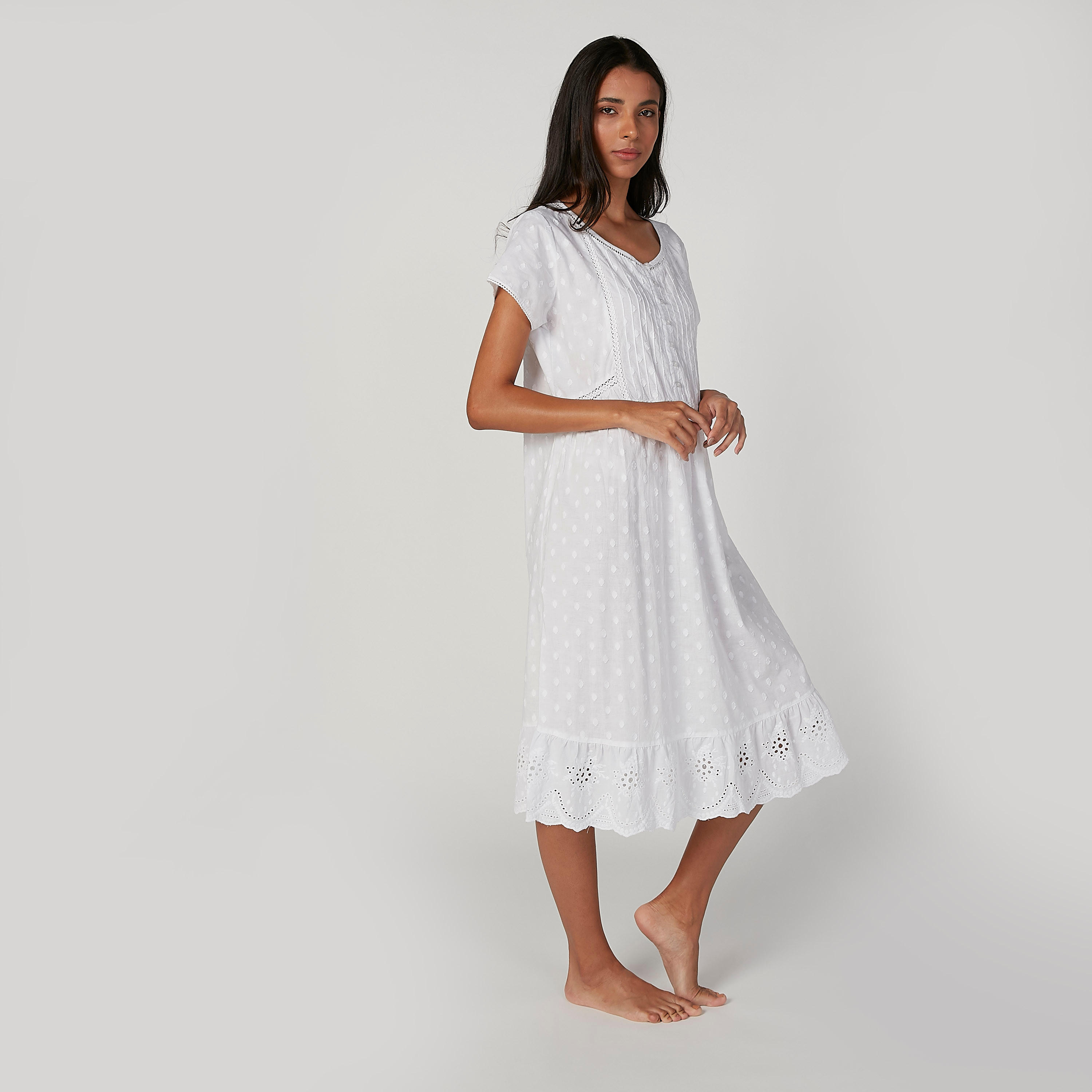 قميص نوم بأكمام قصيرة وياقة V وتفاصيل شيفلي-women-clothing-nightwear-nighties-image-1