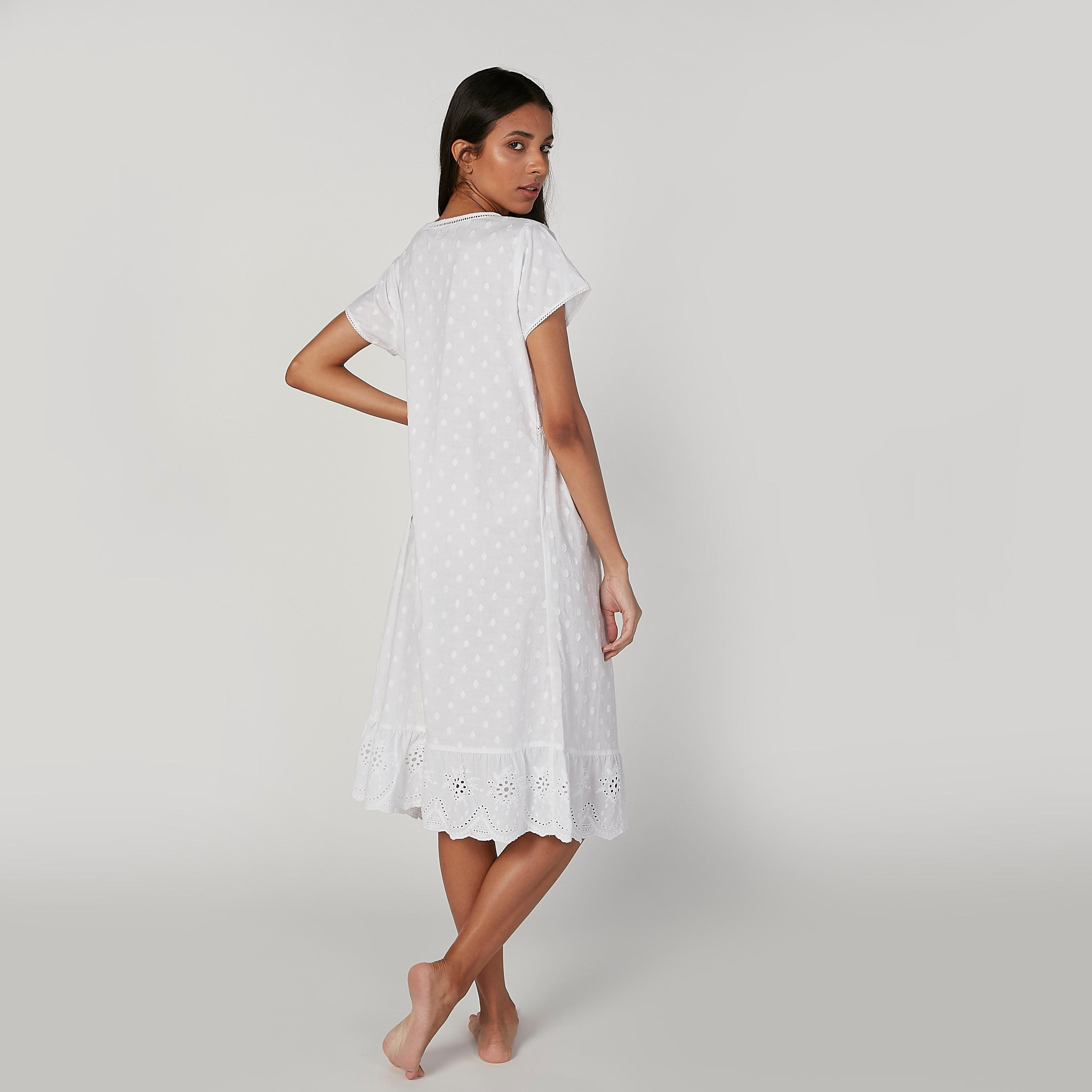قميص نوم بأكمام قصيرة وياقة V وتفاصيل شيفلي-women-clothing-nightwear-nighties-image-2