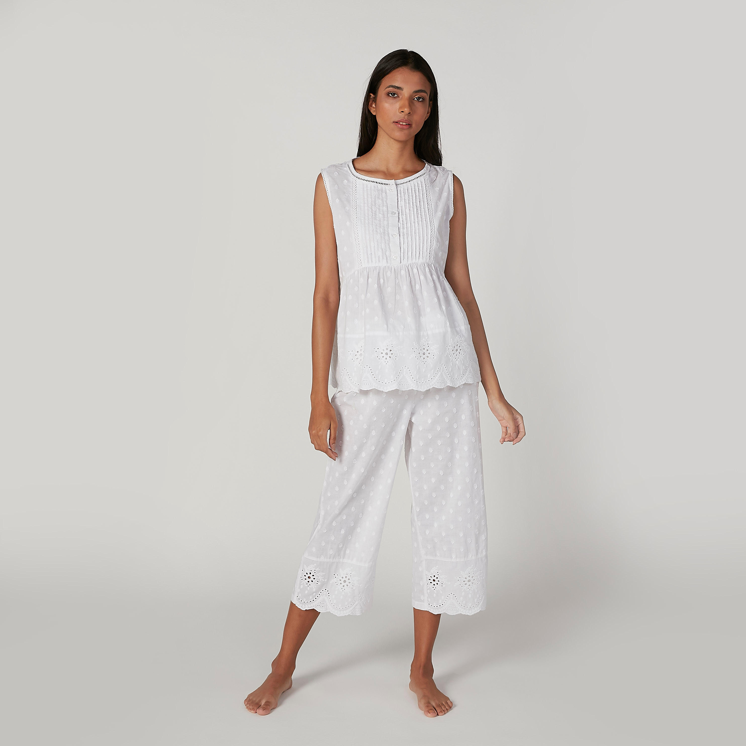 طقم بنطلون قصير وبلوزة بياقة مستديرة وتفاصيل شيفلي-women-clothing-nightwear-pyjamas-longsets-image-1