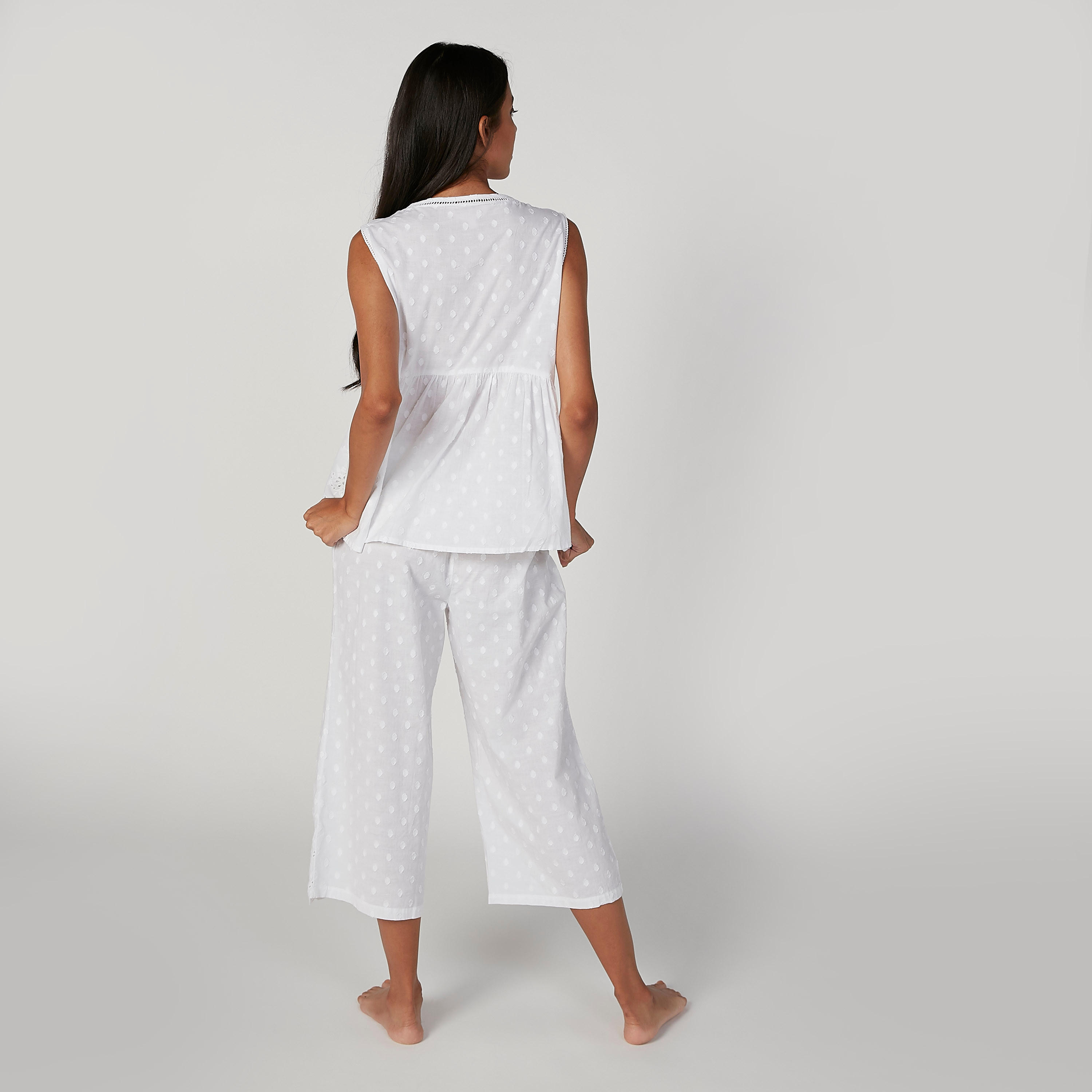 طقم بنطلون قصير وبلوزة بياقة مستديرة وتفاصيل شيفلي-women-clothing-nightwear-pyjamas-longsets-image-2