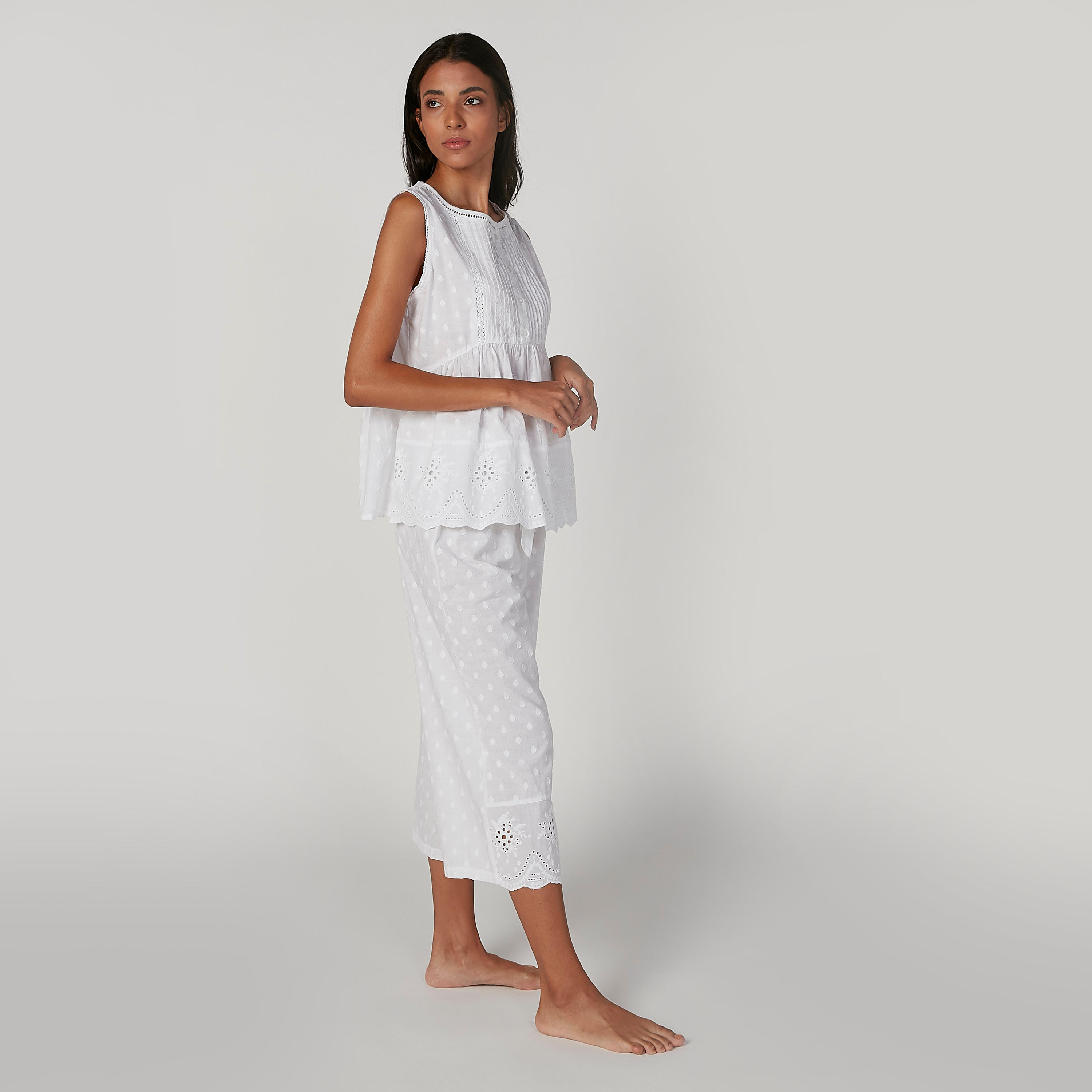 طقم بنطلون قصير وبلوزة بياقة مستديرة وتفاصيل شيفلي-women-clothing-nightwear-pyjamas-longsets-image-3