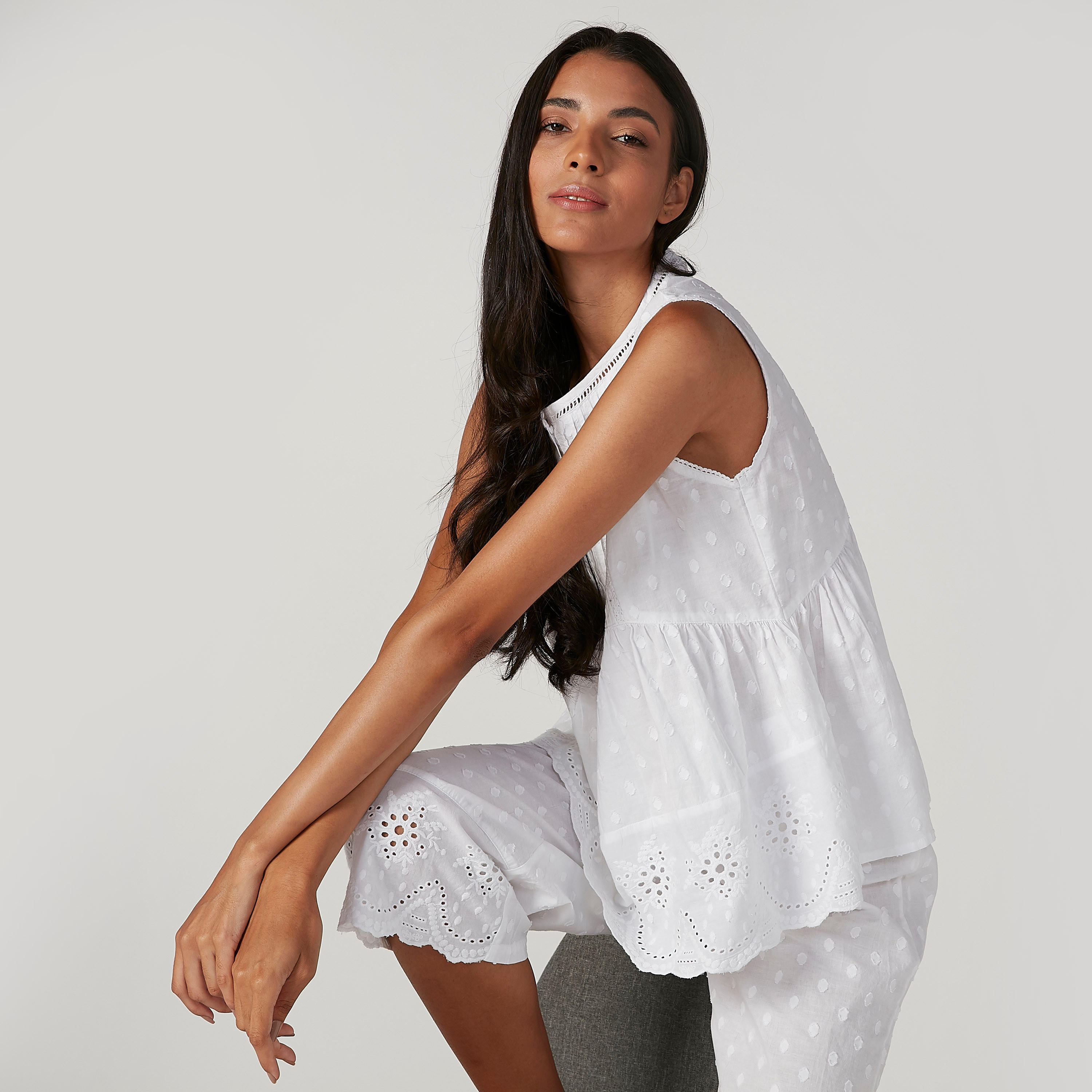 طقم بنطلون قصير وبلوزة بياقة مستديرة وتفاصيل شيفلي-women-clothing-nightwear-pyjamas-longsets-image-4