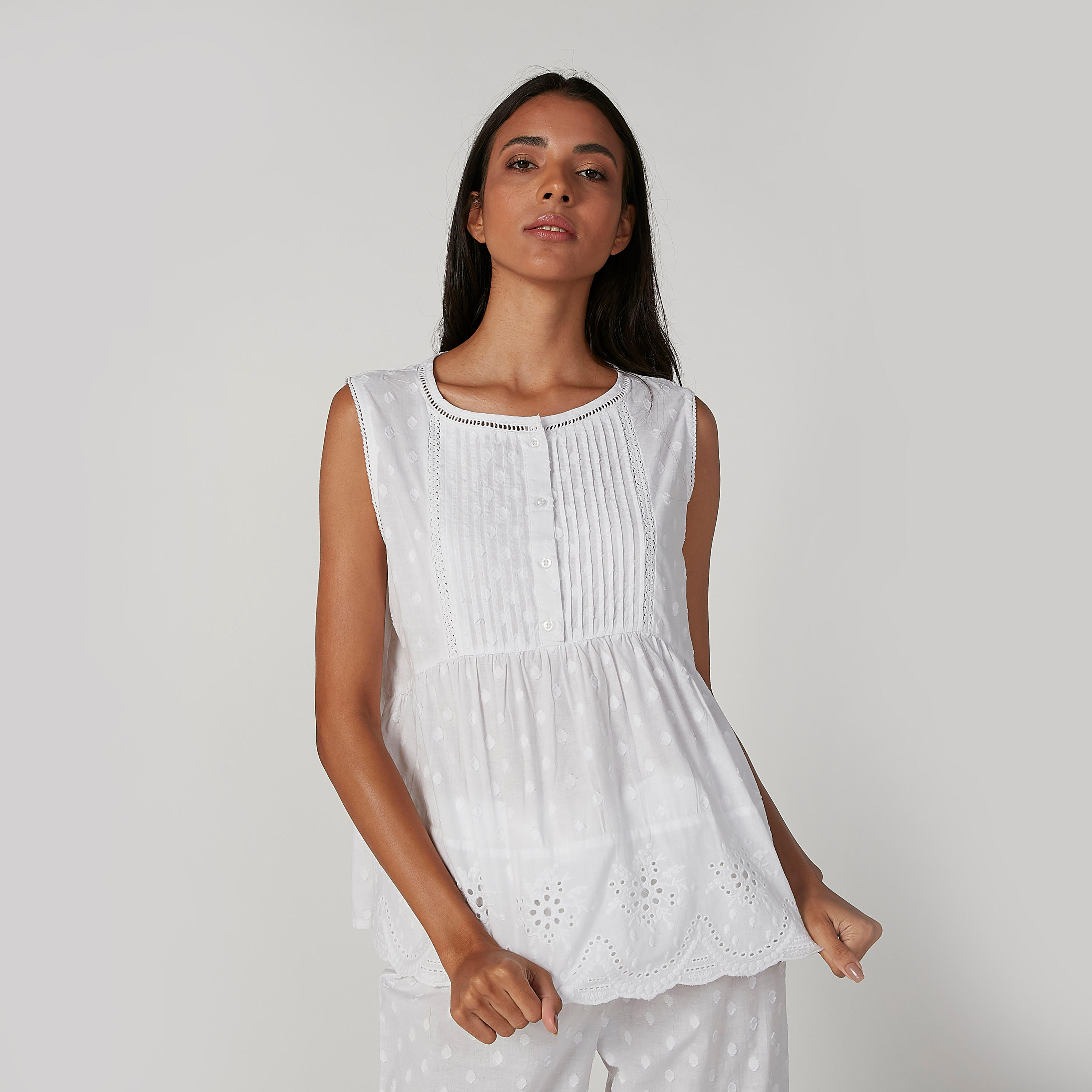طقم بنطلون قصير وبلوزة بياقة مستديرة وتفاصيل شيفلي-women-clothing-nightwear-pyjamas-longsets-image-5
