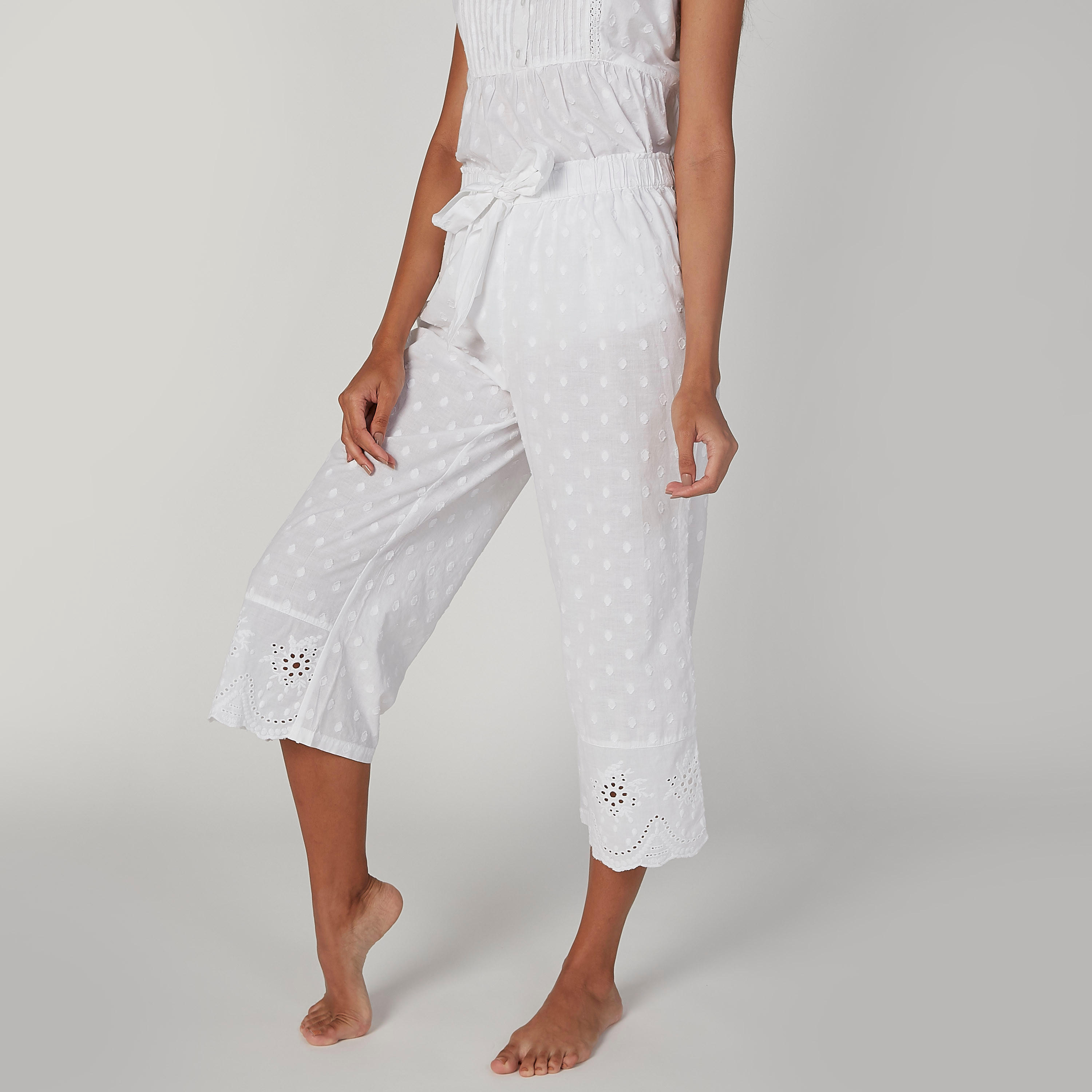طقم بنطلون قصير وبلوزة بياقة مستديرة وتفاصيل شيفلي-women-clothing-nightwear-pyjamas-longsets-image-6