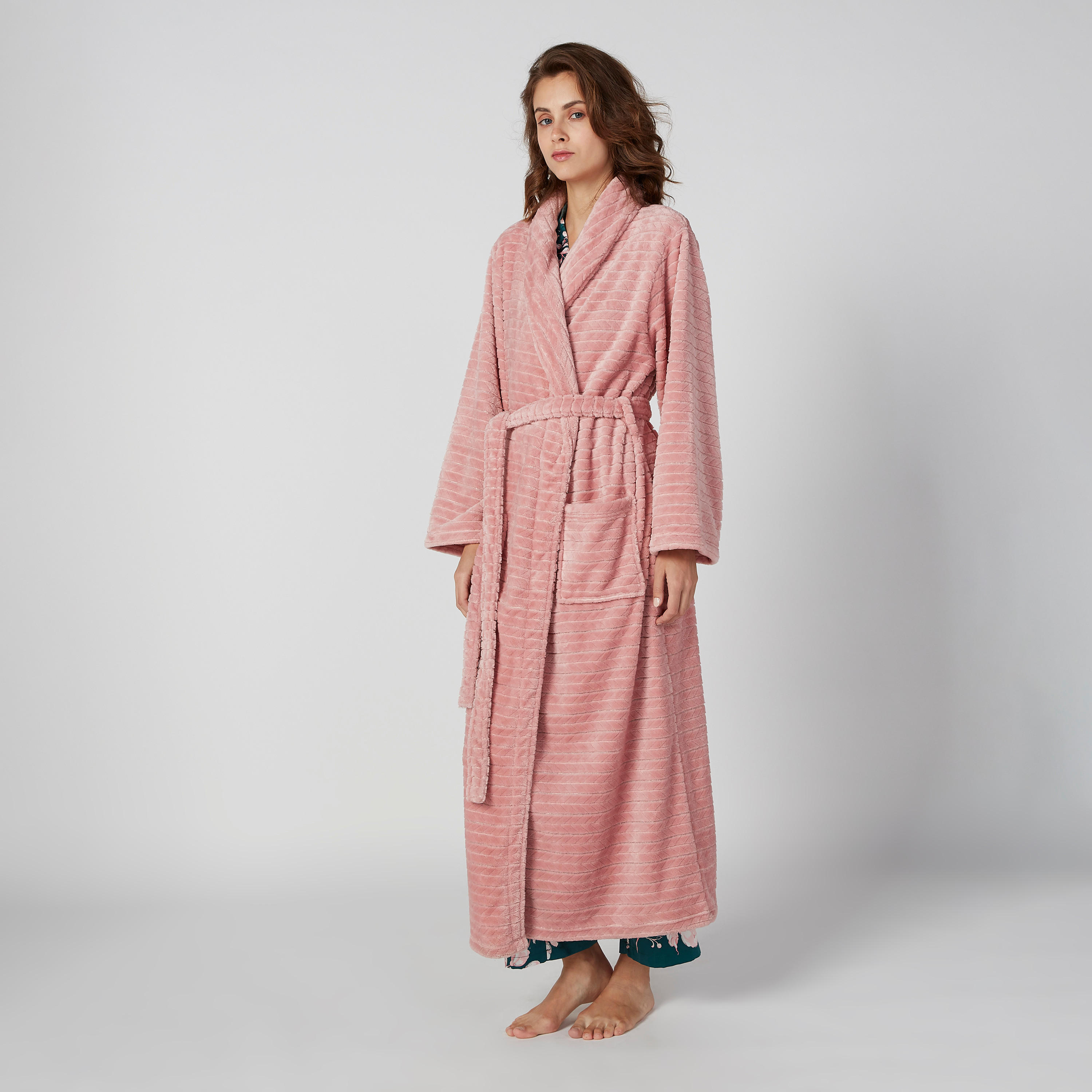 روب حمّام  بارز الملمس بأكمام طويلة وجيوب-women-clothing-nightwear-robes-image-1