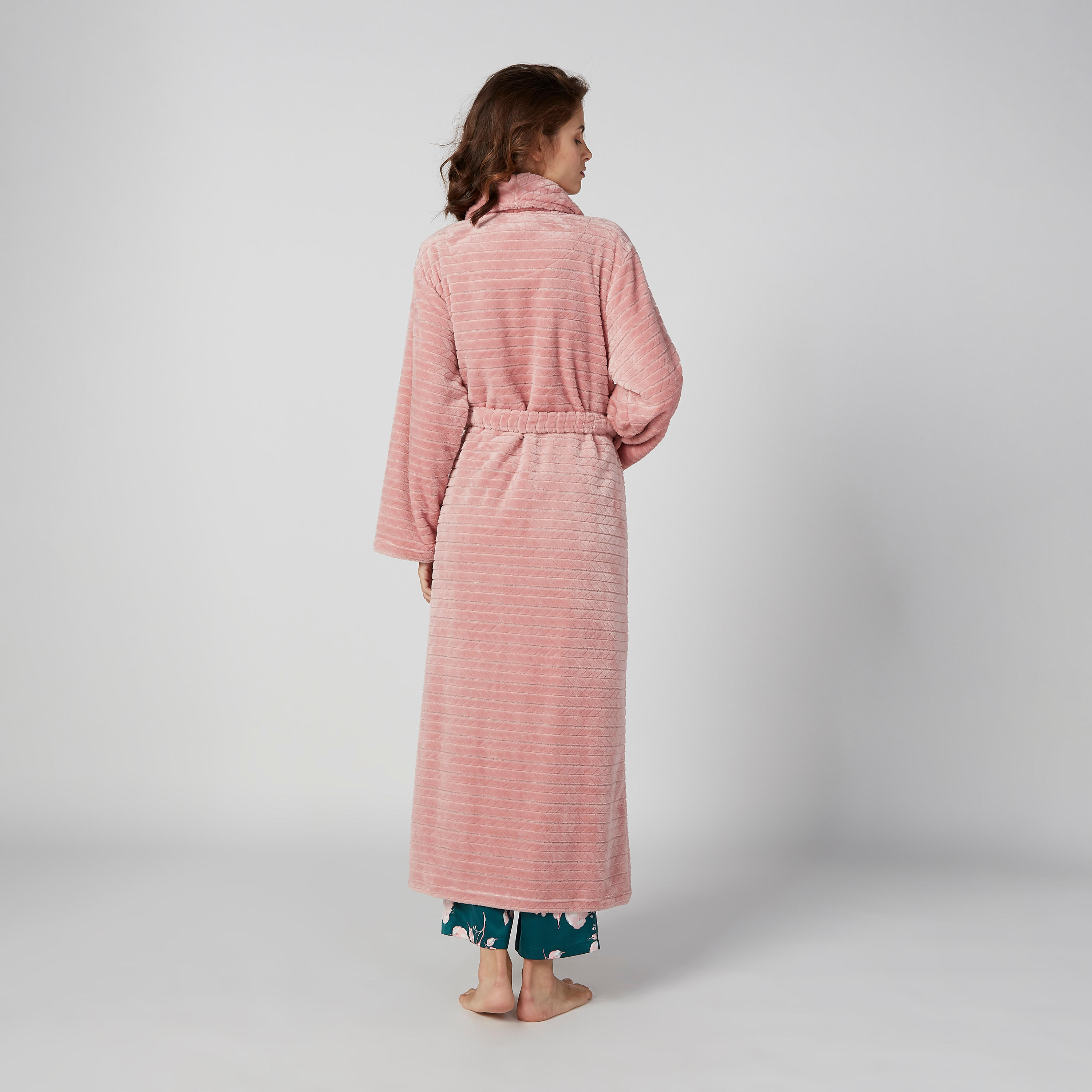روب حمّام  بارز الملمس بأكمام طويلة وجيوب-women-clothing-nightwear-robes-image-2