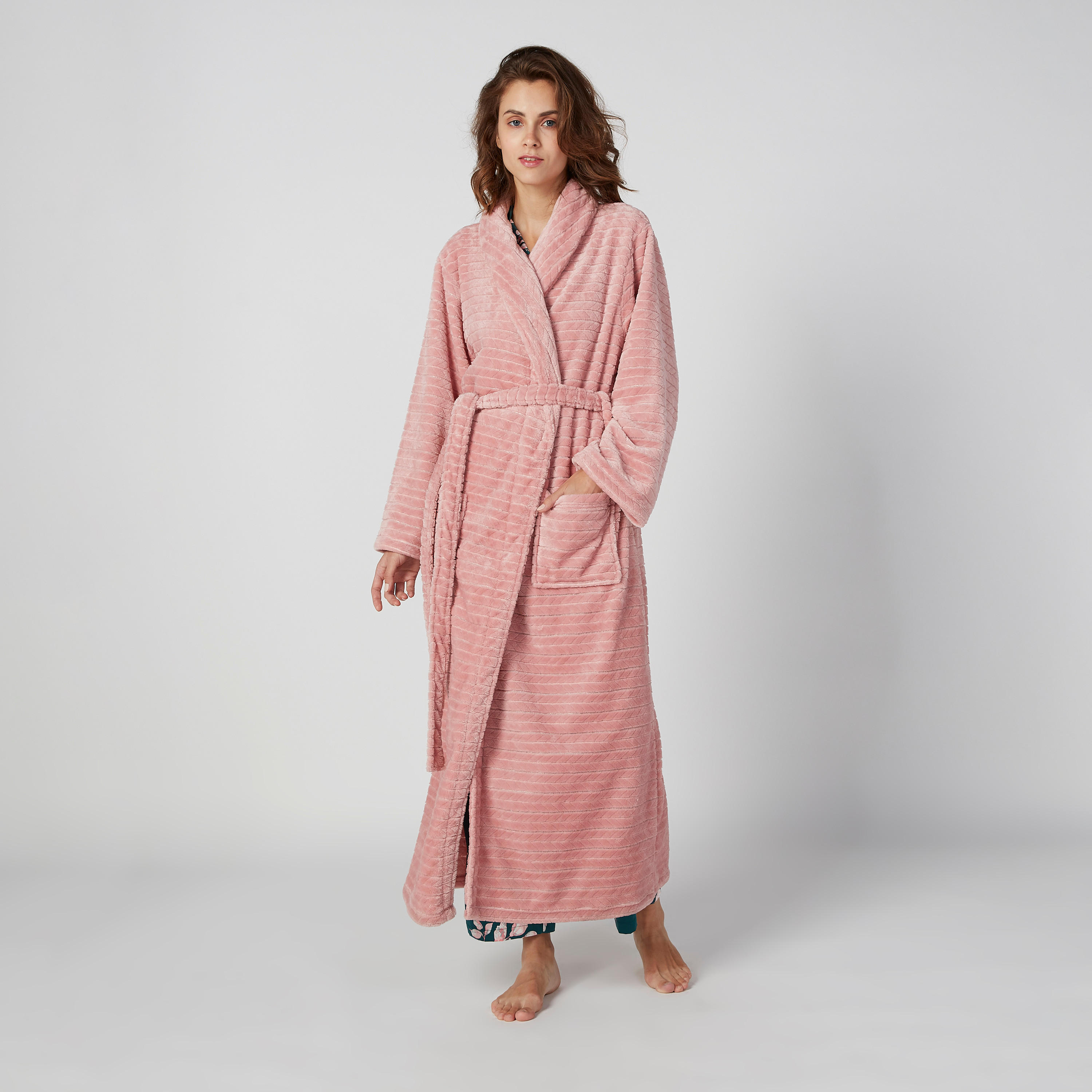 روب حمّام  بارز الملمس بأكمام طويلة وجيوب-women-clothing-nightwear-robes-image-3