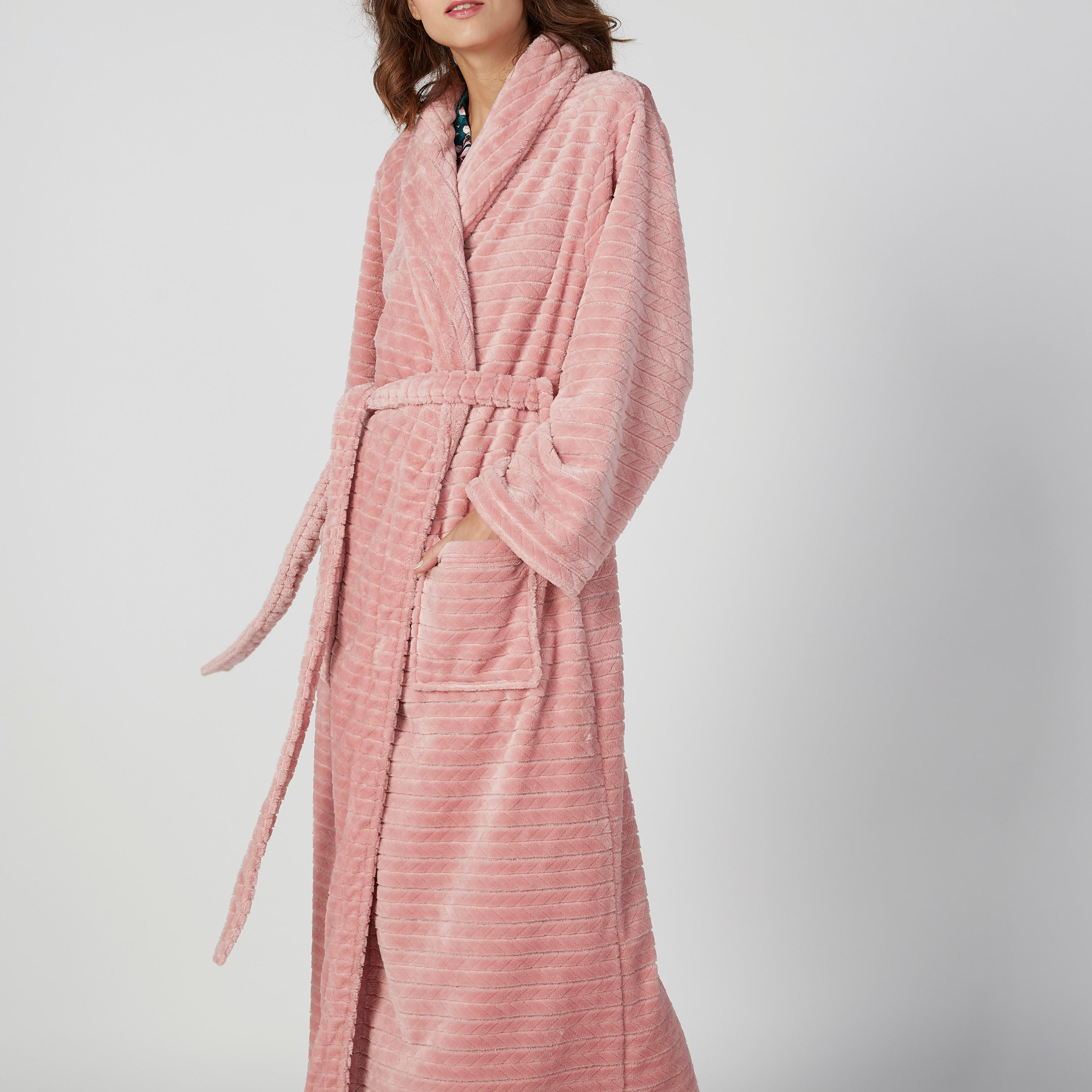 روب حمّام  بارز الملمس بأكمام طويلة وجيوب-women-clothing-nightwear-robes-image-4