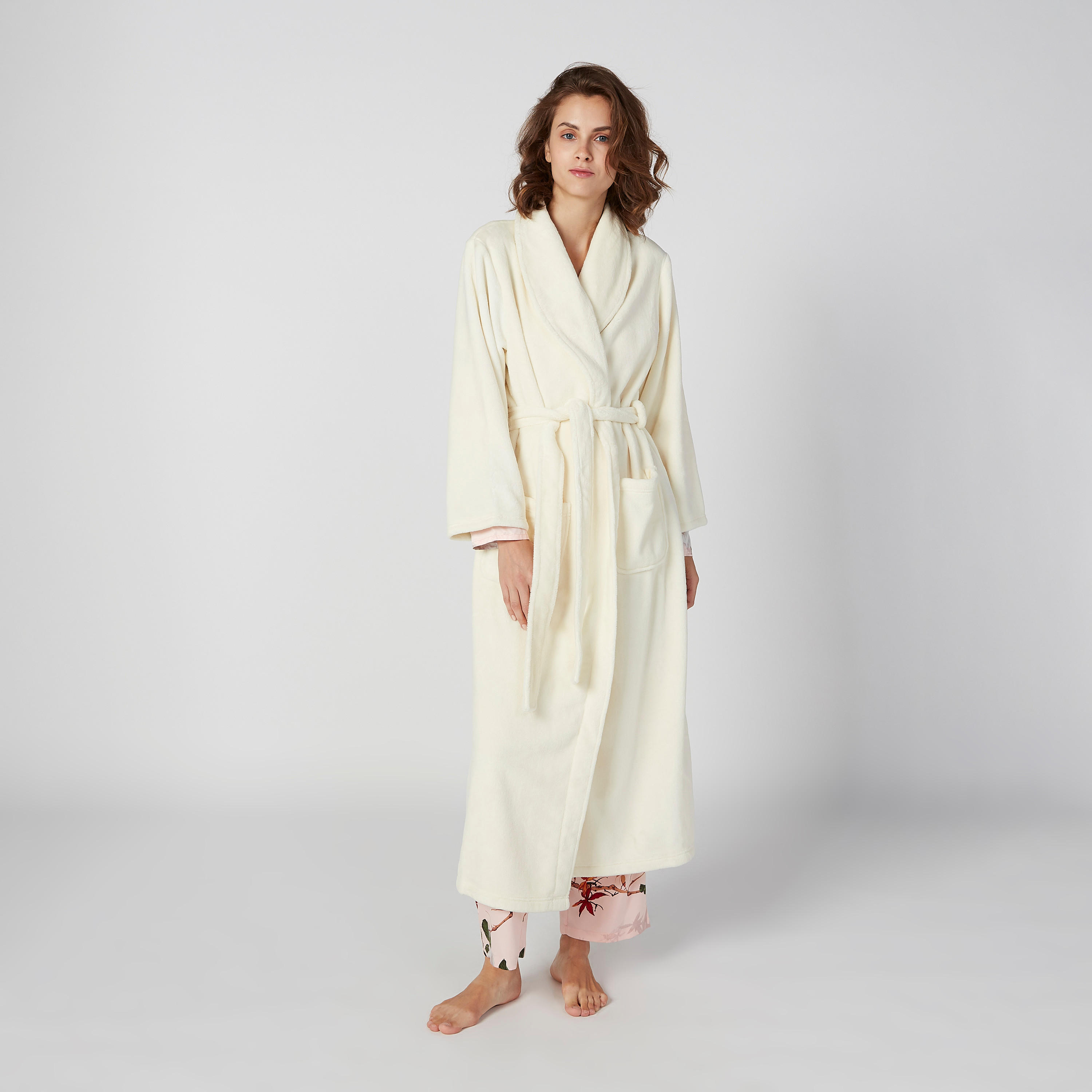 روب حمّام  بارز الملمس بأكمام طويلة وجيوب-women-clothing-nightwear-robes-image-1