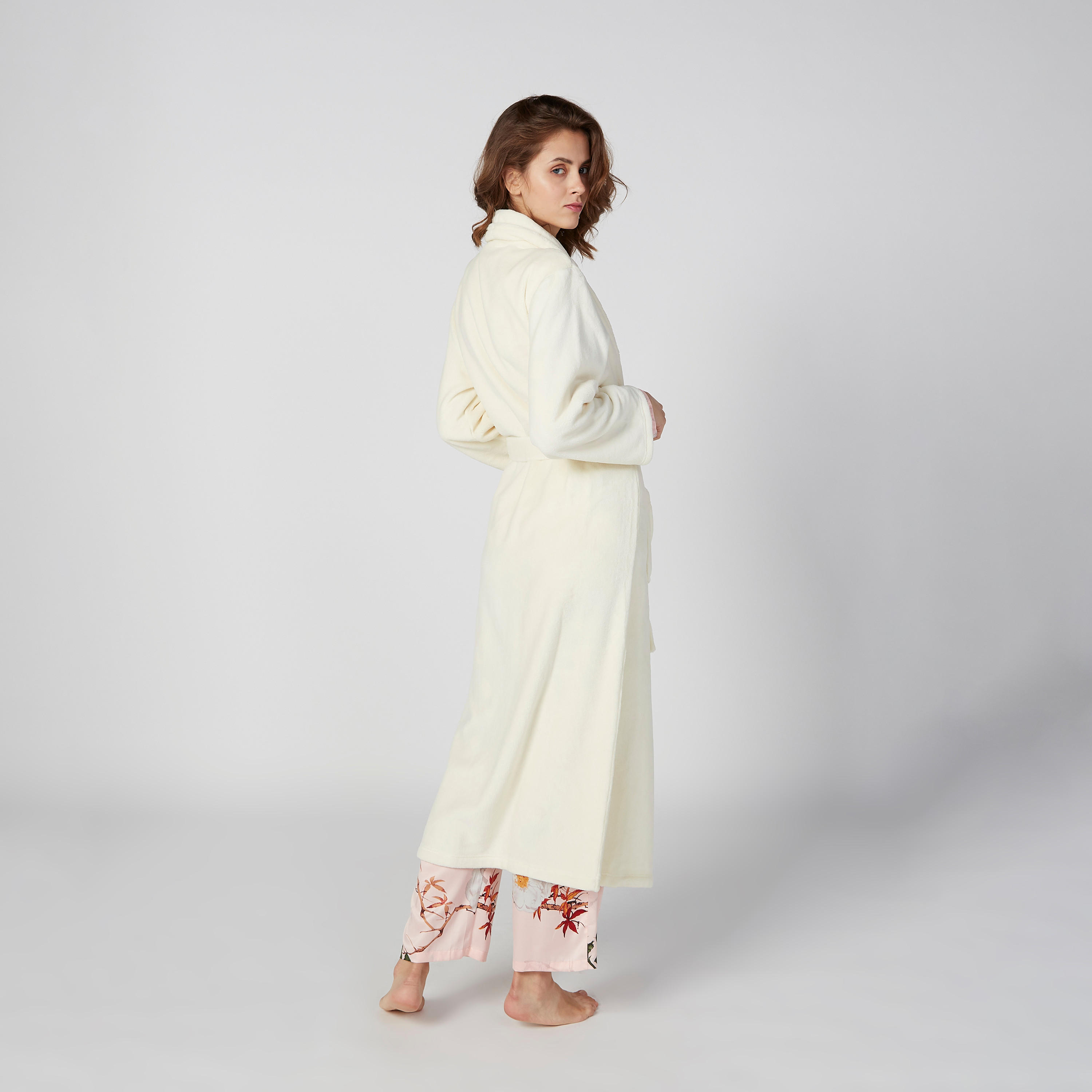 روب حمّام  بارز الملمس بأكمام طويلة وجيوب-women-clothing-nightwear-robes-image-2