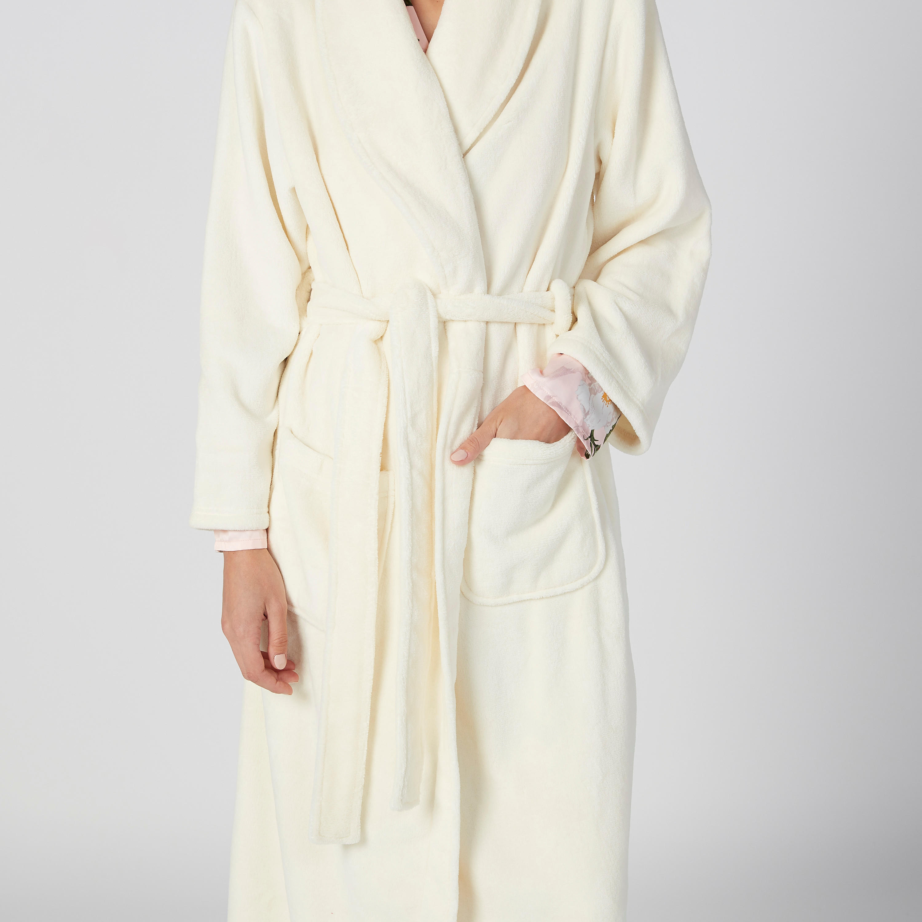 روب حمّام  بارز الملمس بأكمام طويلة وجيوب-women-clothing-nightwear-robes-image-3