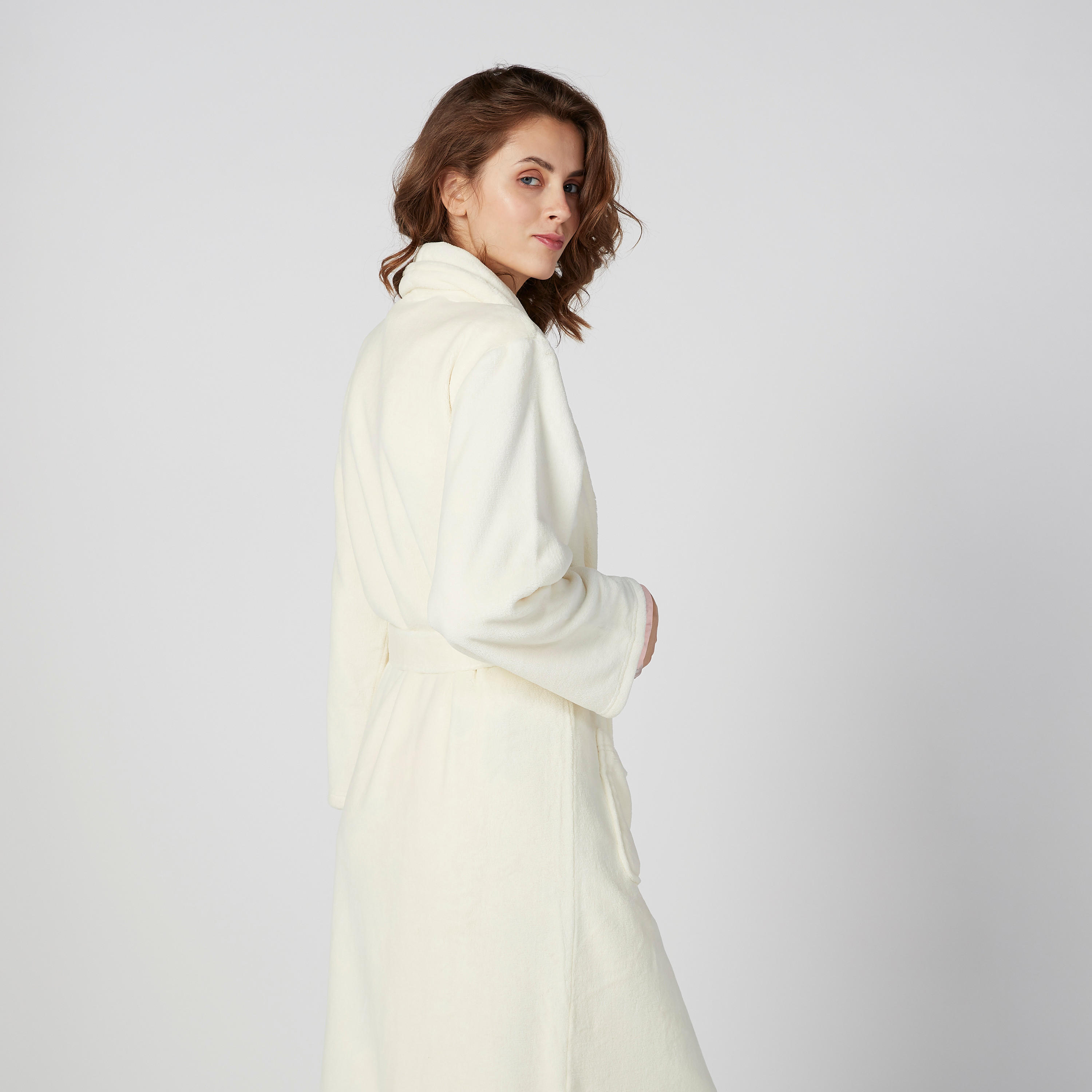 روب حمّام  بارز الملمس بأكمام طويلة وجيوب-women-clothing-nightwear-robes-image-5