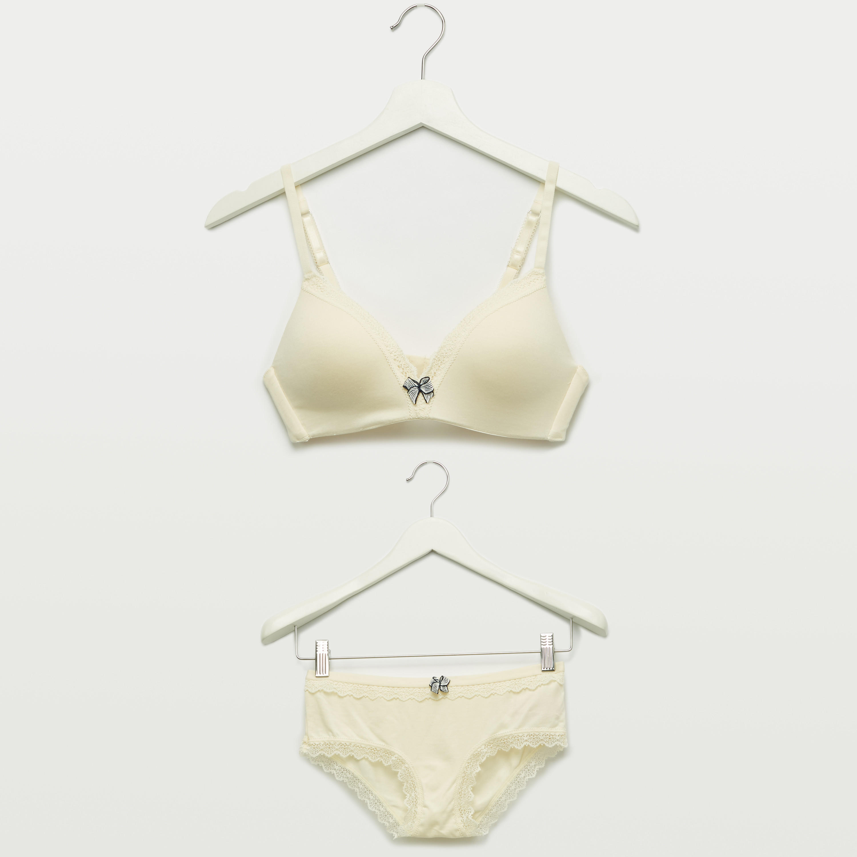 طقم سراويل داخلية وصدريّة مبطّنة بتفاصيل دانتيل-women-clothing-lingerie-bras-image-1