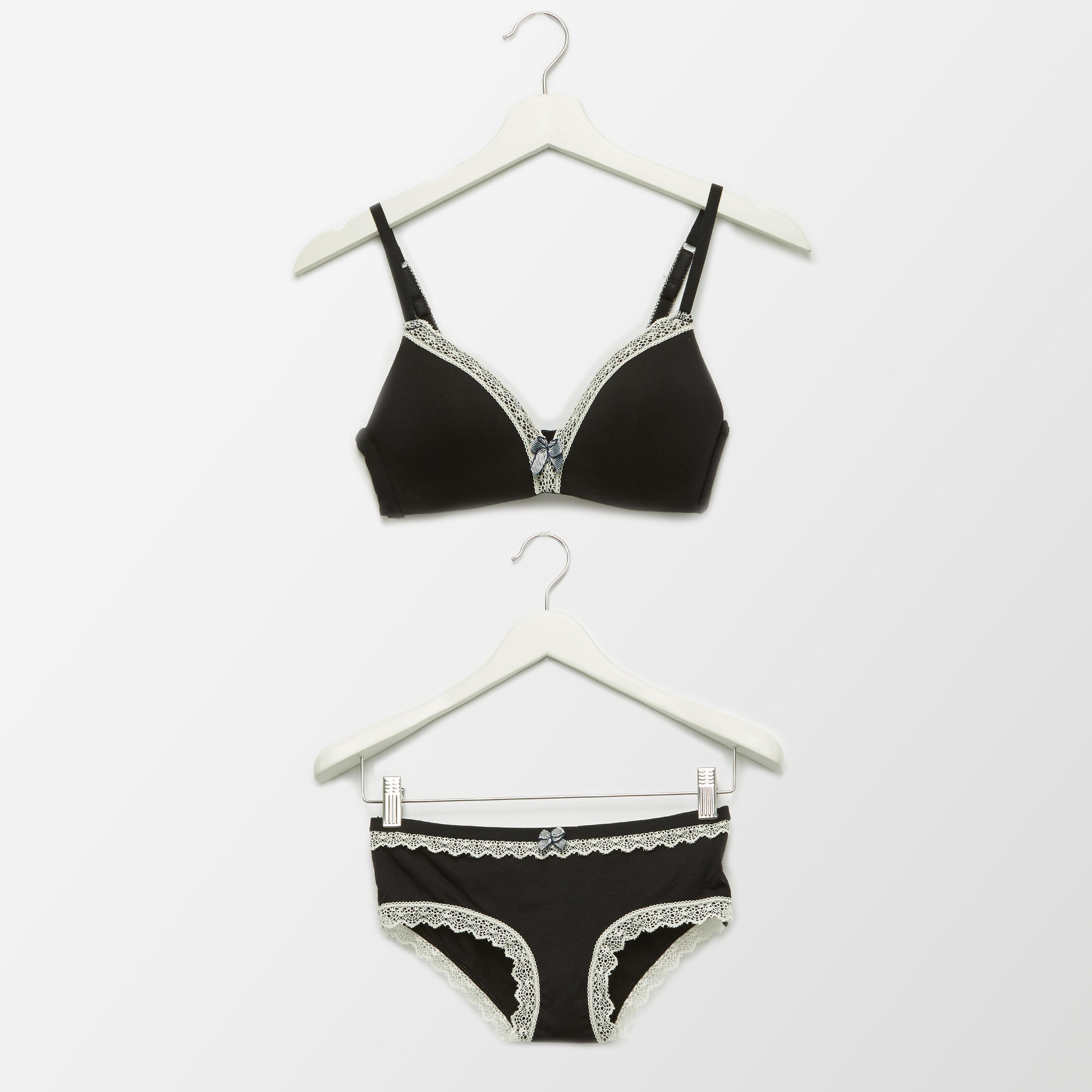 طقم سراويل داخلية وصدريّة مبطّنة بتفاصيل دانتيل-women-clothing-lingerie-lingeriesets-image-1