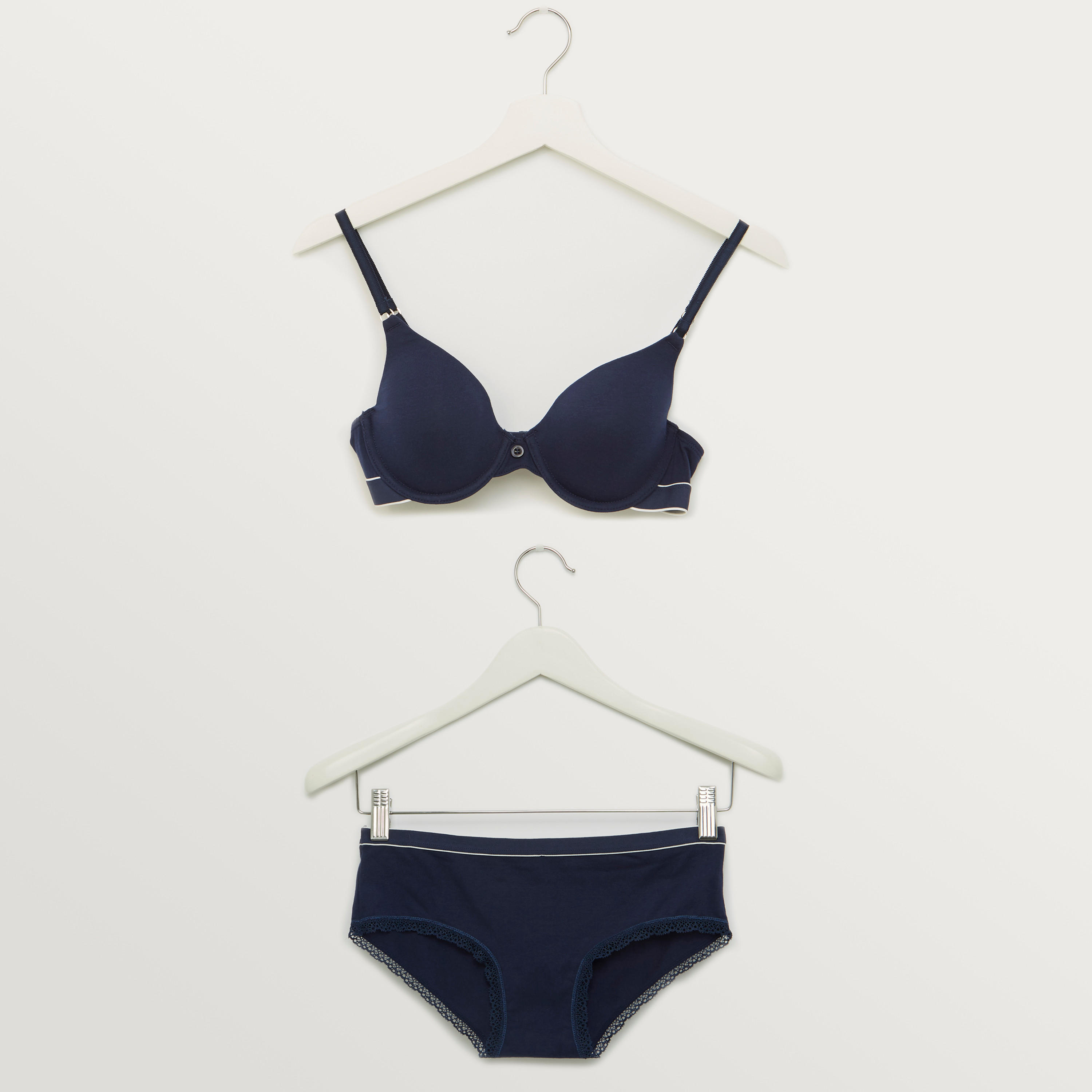 طقم سراويل داخلية بتفاصيل دانتيل وصدريّة سادة مبطّنة-women-clothing-lingerie-lingeriesets-image-1