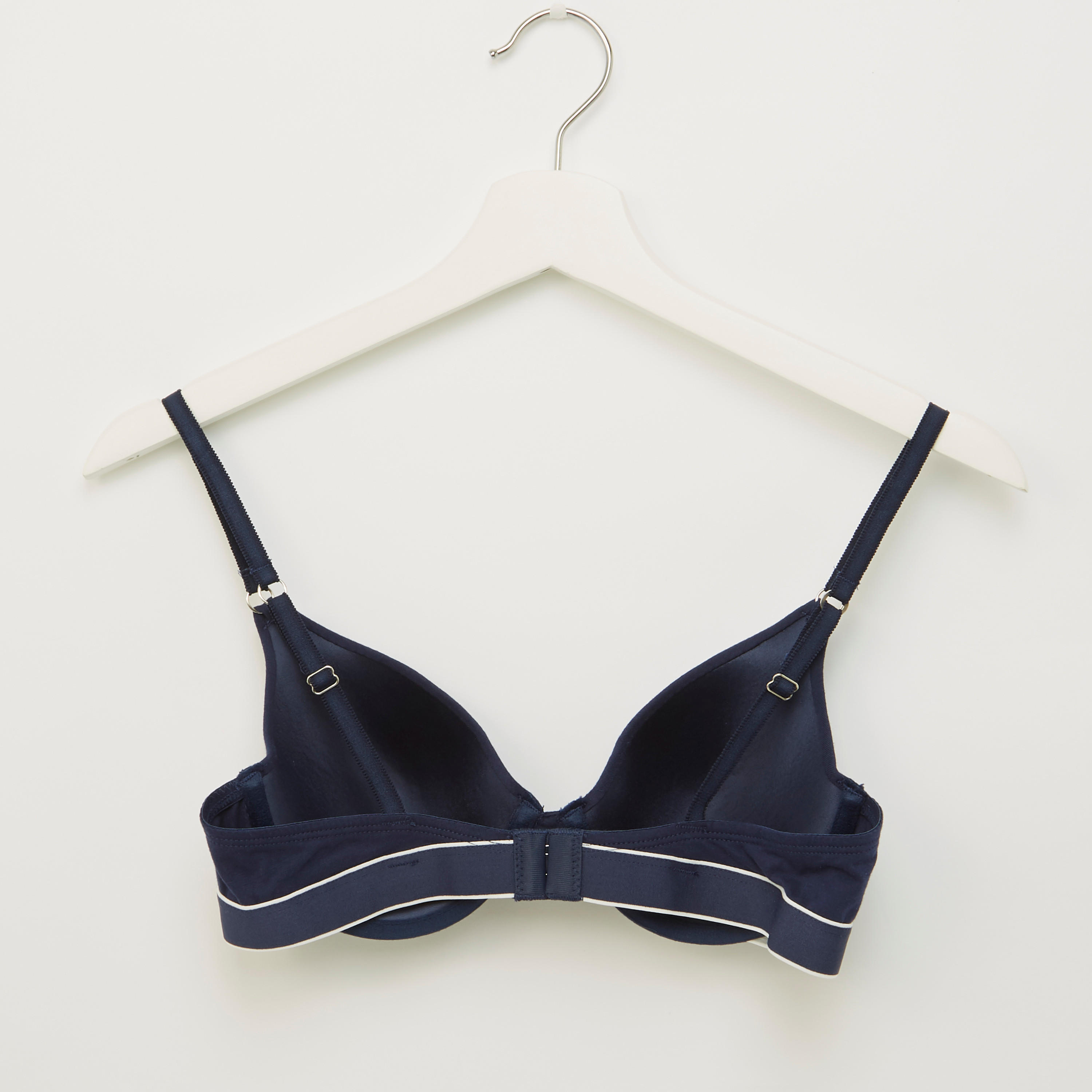 طقم سراويل داخلية بتفاصيل دانتيل وصدريّة سادة مبطّنة-women-clothing-lingerie-lingeriesets-image-3