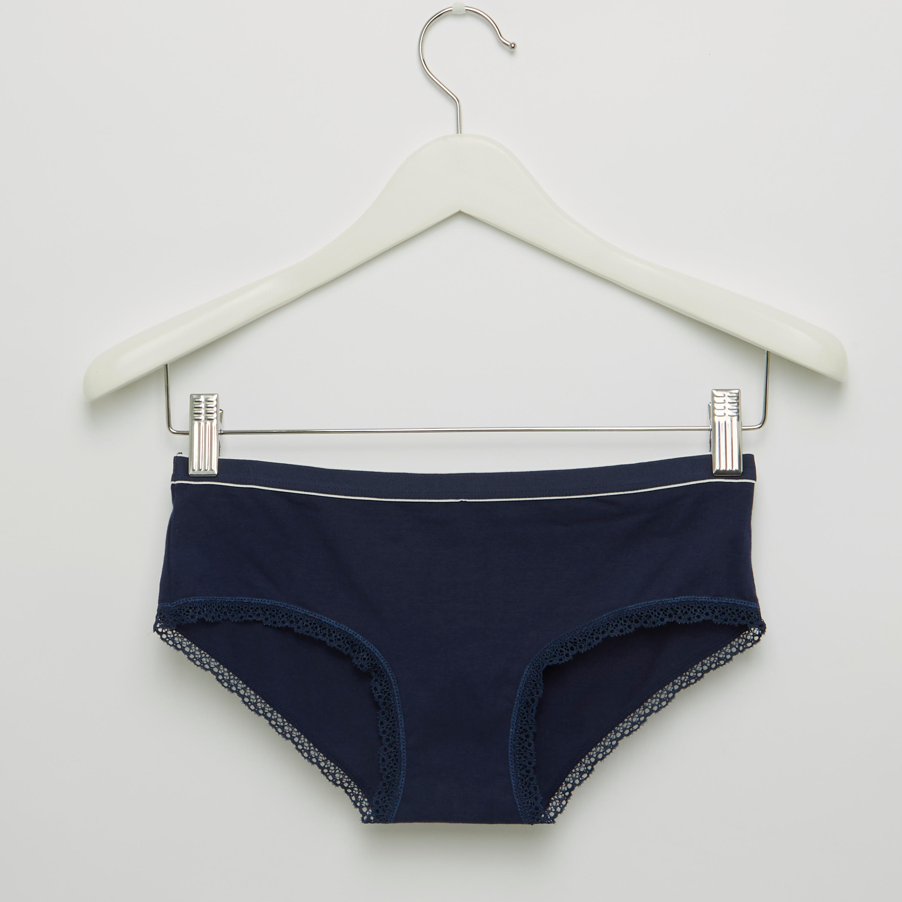 طقم سراويل داخلية بتفاصيل دانتيل وصدريّة سادة مبطّنة-women-clothing-lingerie-lingeriesets-image-4