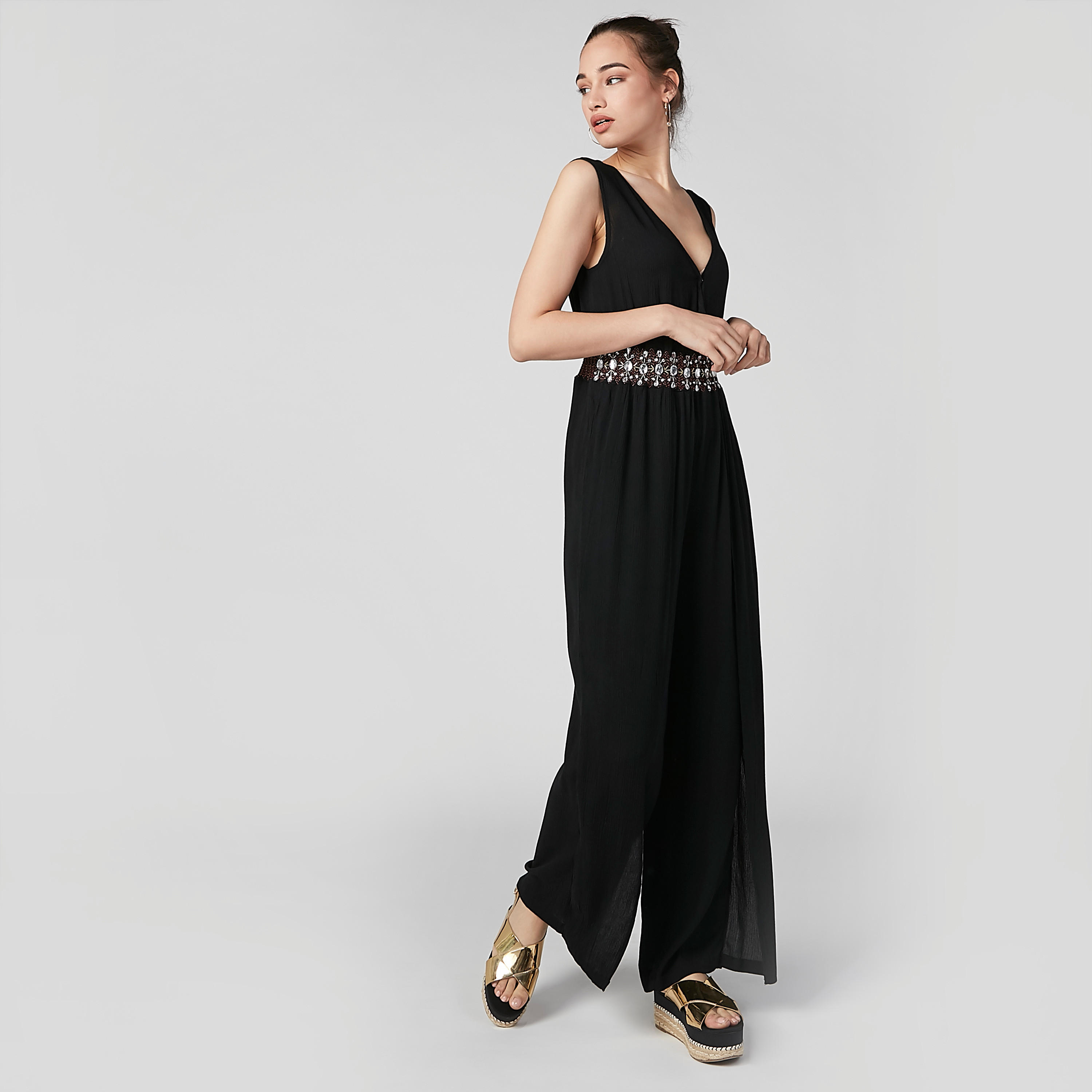 أفرول مزيّن دون أكمام بياقة V وتطريز-women-clothing-jumpsuits-image-1