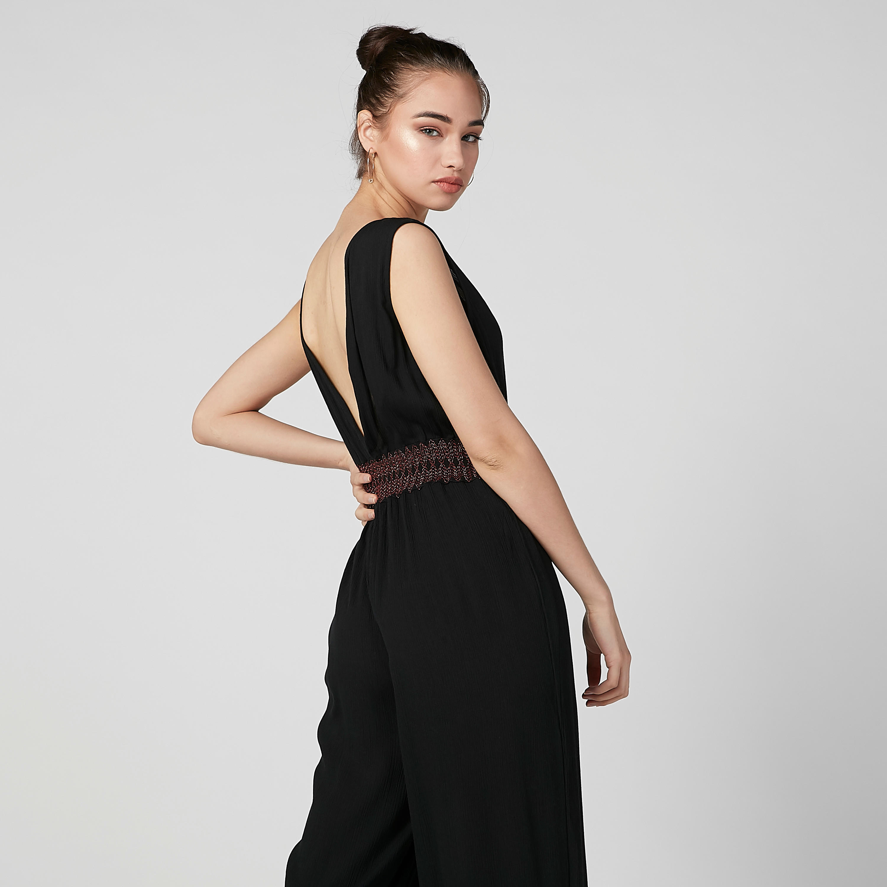 أفرول مزيّن دون أكمام بياقة V وتطريز-women-clothing-jumpsuits-image-2