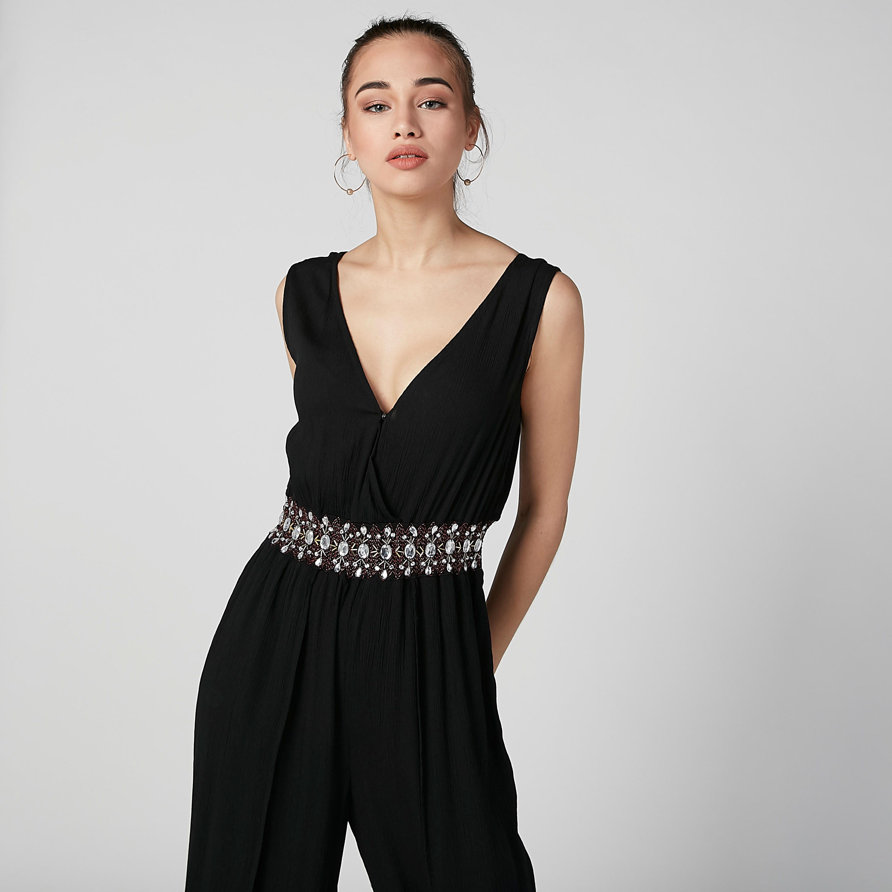 أفرول مزيّن دون أكمام بياقة V وتطريز-women-clothing-jumpsuits-image-3