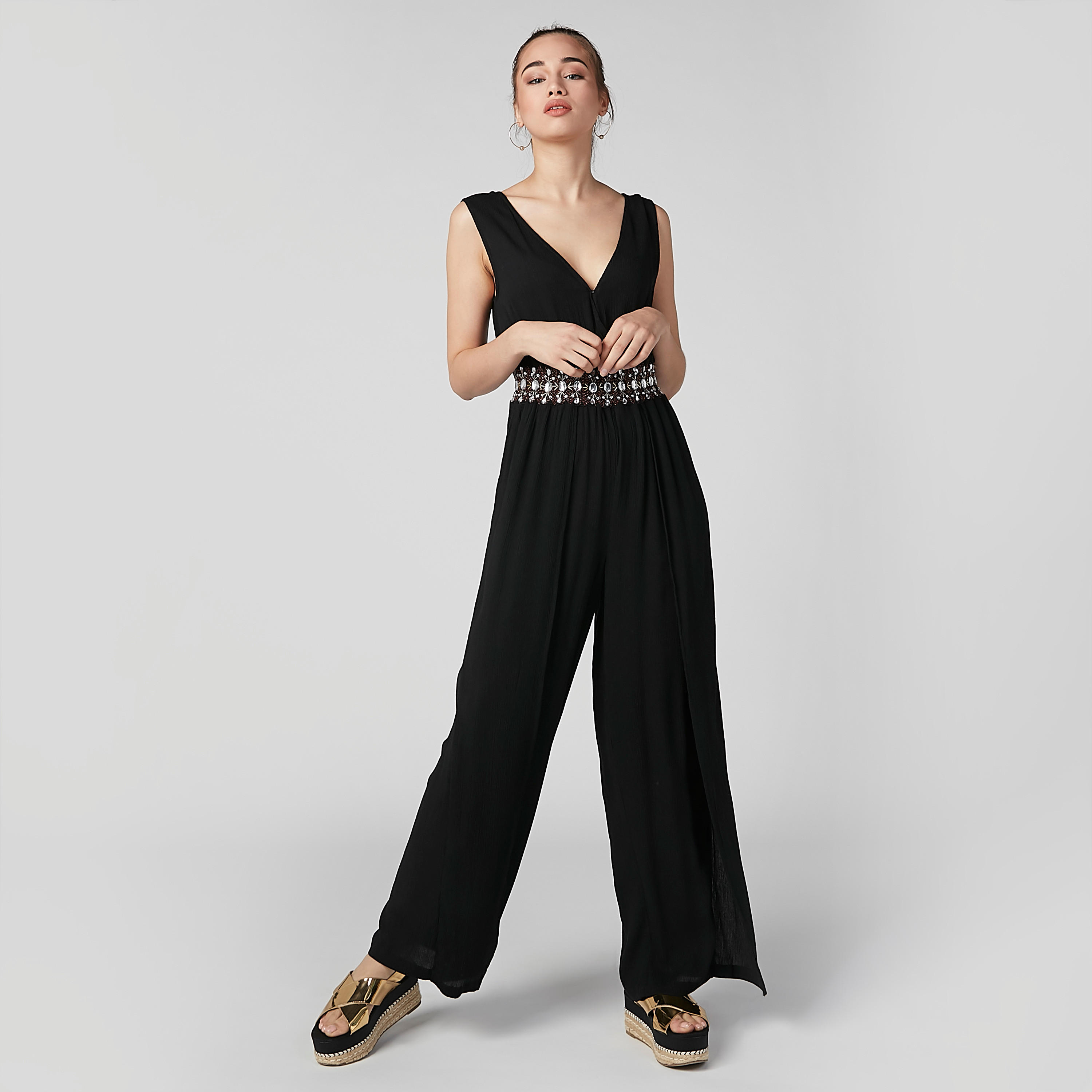 أفرول مزيّن دون أكمام بياقة V وتطريز-women-clothing-jumpsuits-image-4