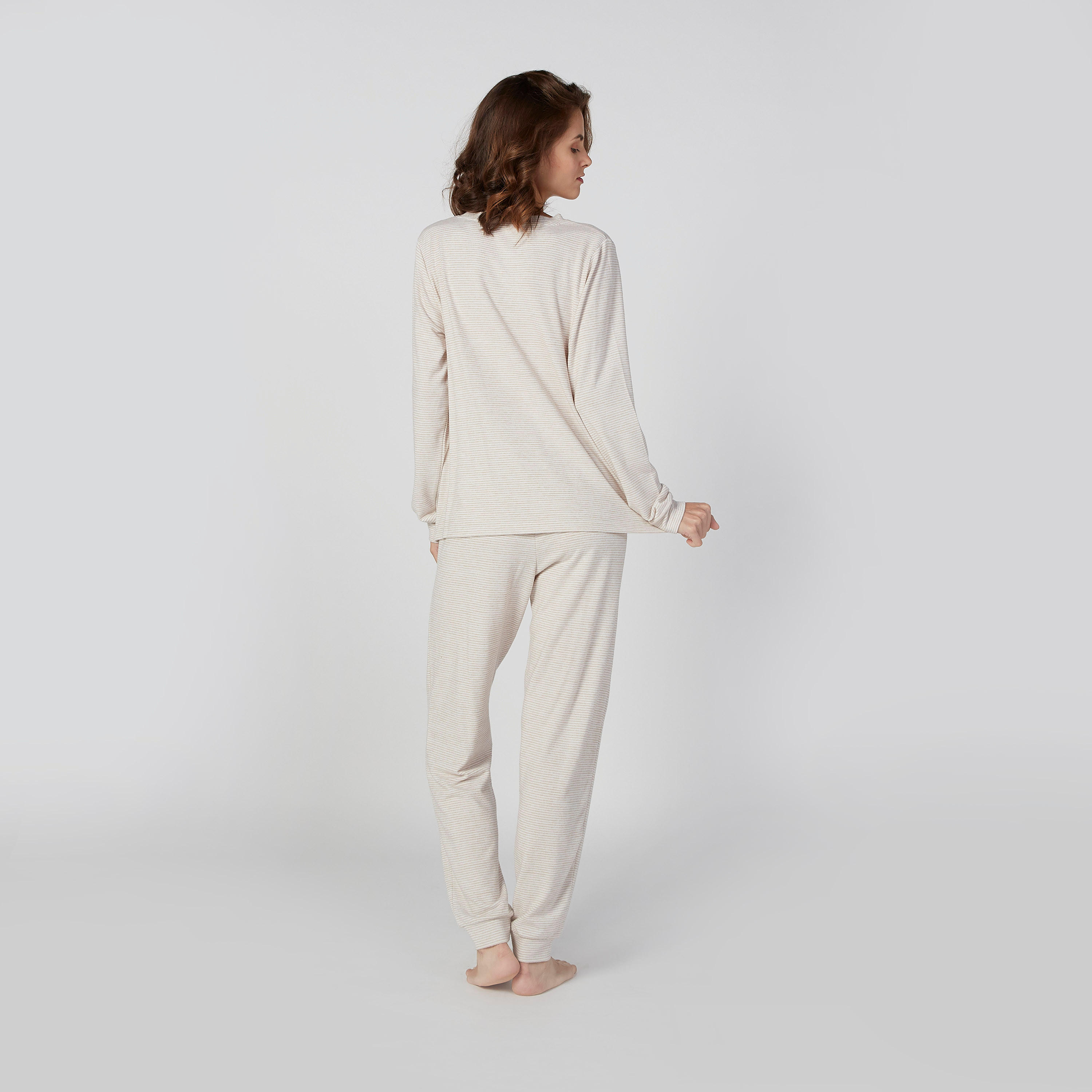 طقم تيشيرت بأكمام طويلة وطبعات وبنطلون رياضي طويل-women-clothing-nightwear-pyjamas-longsets-image-2